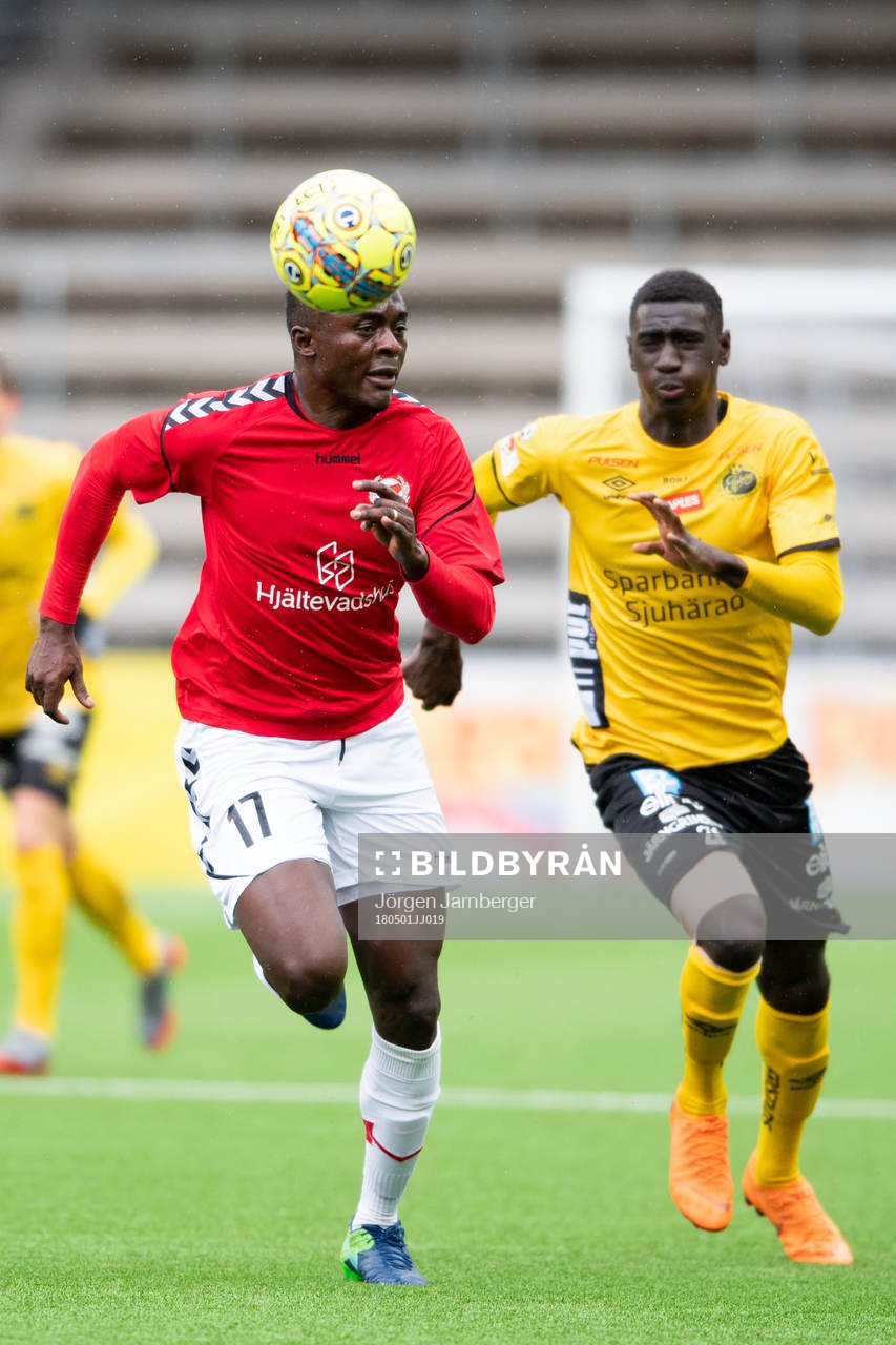 Kalmars Gbenga Arokoyo med Elfsborgs Marokhy Ndione i
