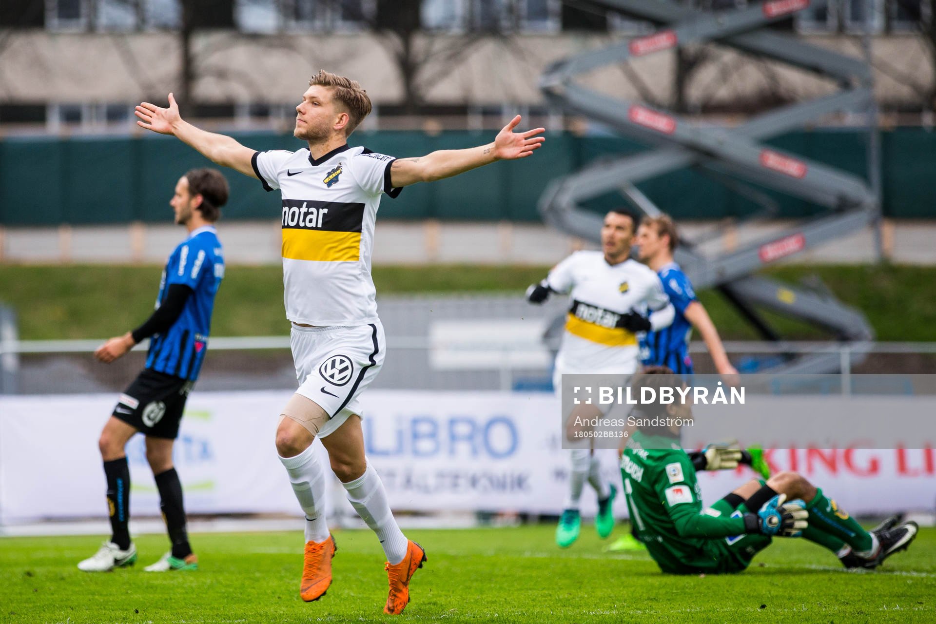 AIK:s Anton Salétros jublar efter sitt 0-1 mål under fotbollsmatchen i Allsvenskan mellan Sirius och AIK den 2 maj 2018 i Uppsala. 