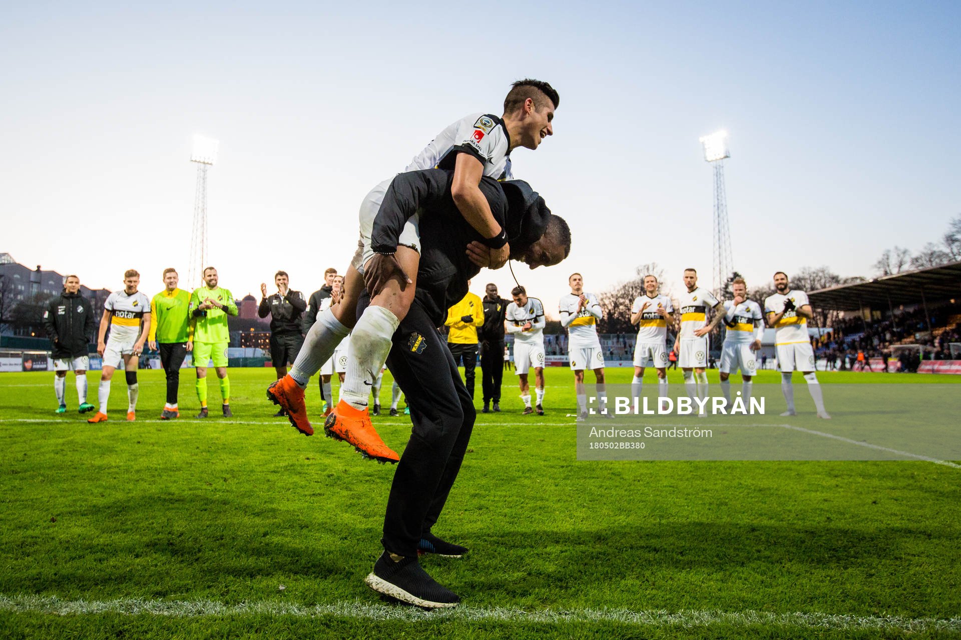 AIK:s Nicolas Stefanelli bärs fram till klacken av AIK:s Henok Goitom efter fotbollsmatchen i Allsvenskan mellan Sirius och AIK den 2 Maj 2018 i Uppsala. 