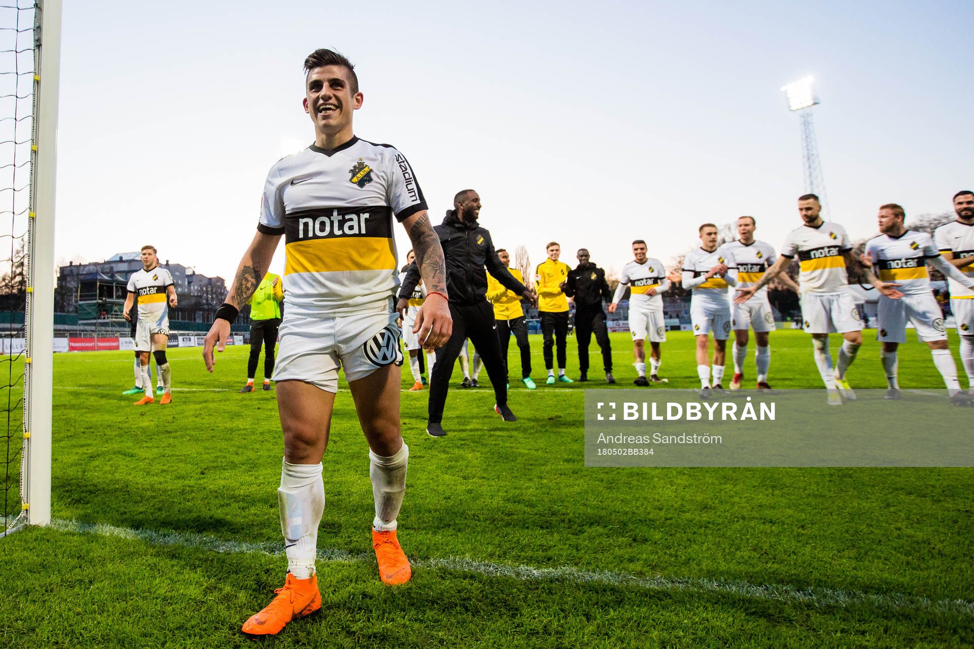s Nicolas Stefanelli och övriga AIK:s spelare tackar fansen