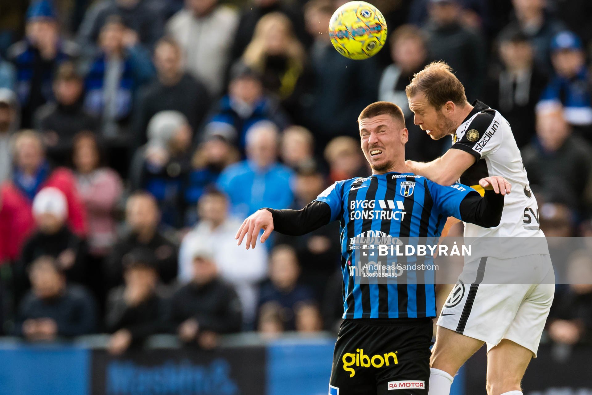 Sirius Shkodran Maholli i kamp med AIK:s Per Karlsson under fotbollsmatchen i Allsvenskan mellan Sirius och AIK den 2 Maj 2018 i Uppsala. 