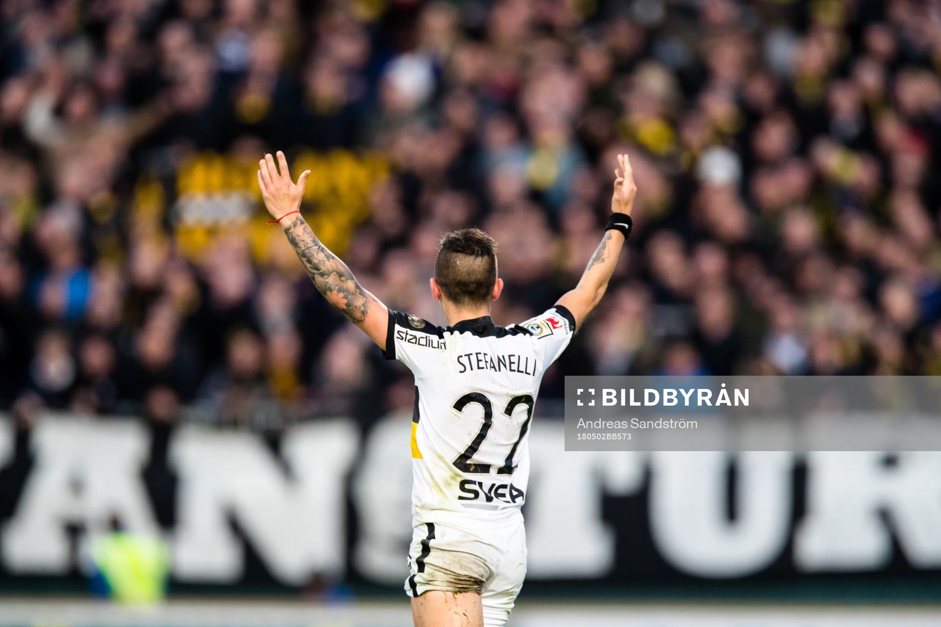 s Nicolas Stefanelli jublar mot AIK:s klack