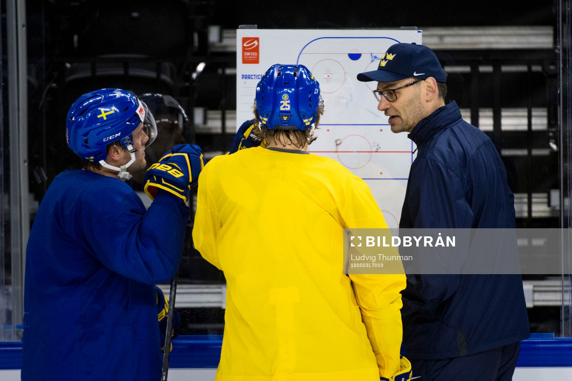 Johan Larsson och Jacob de la Rose lyssnar på en