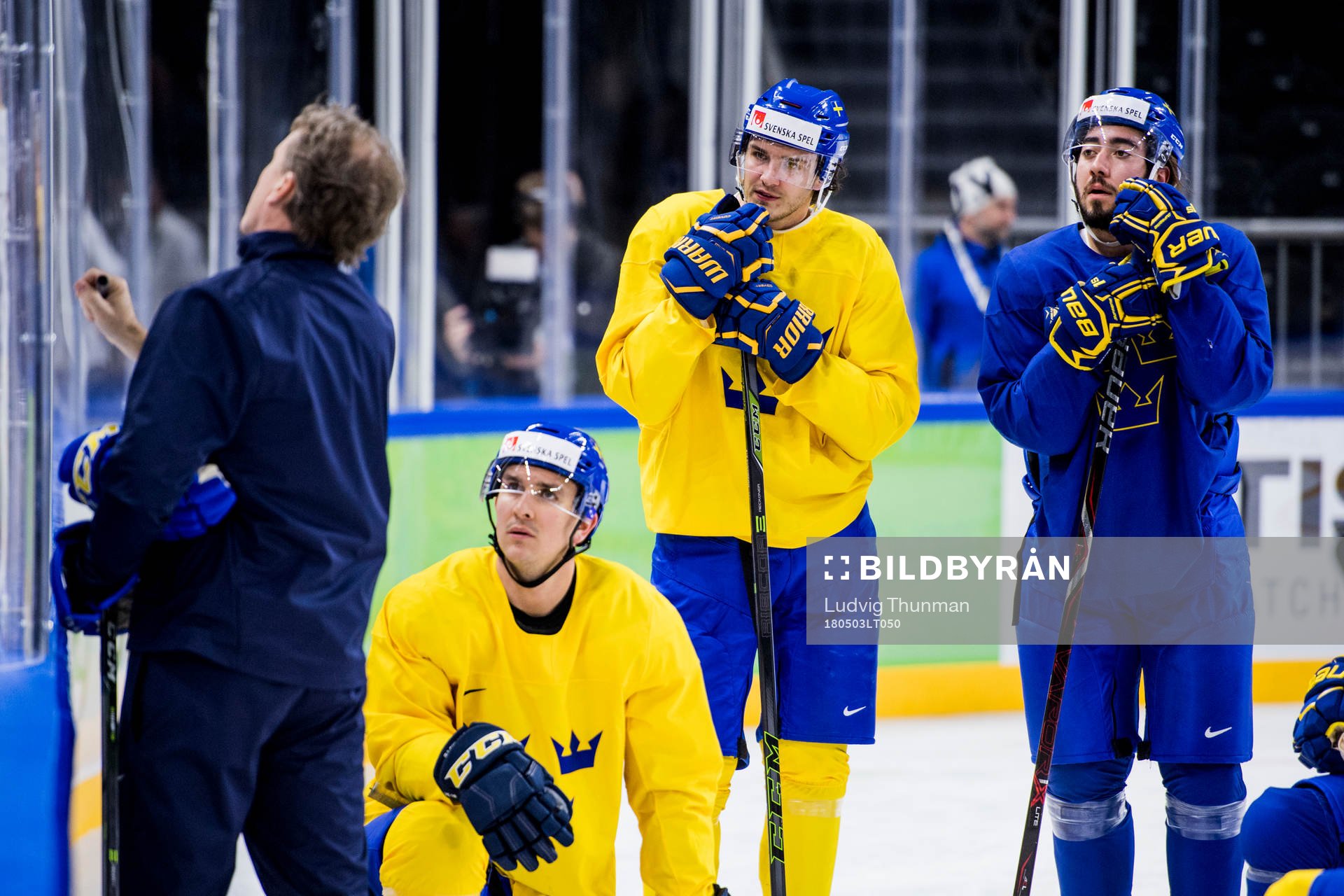 Mikael Backlund, Mika Zibanejad lyssnar på en genomgång