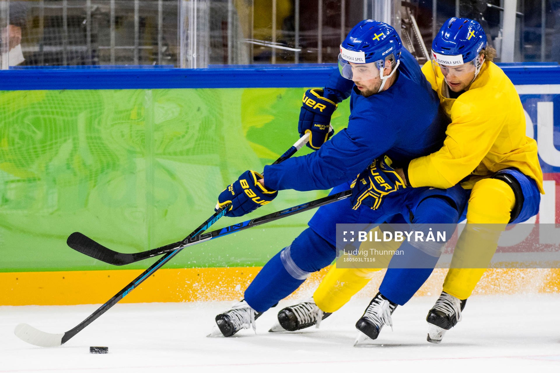 Erik Gustafsson och Adrian Kempe i kamp om pucken