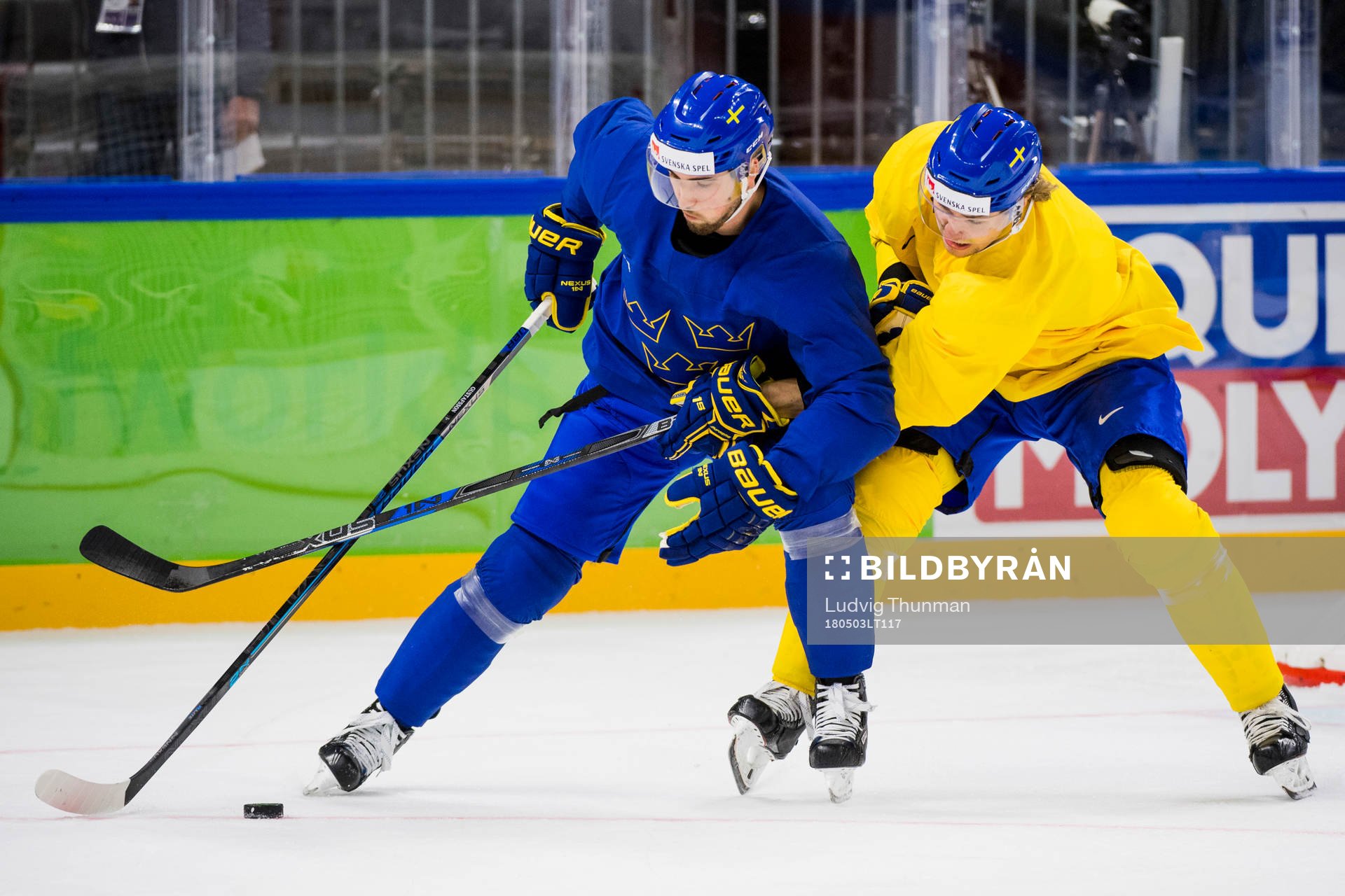 Erik Gustafsson och Adrian Kempe i kamp om pucken