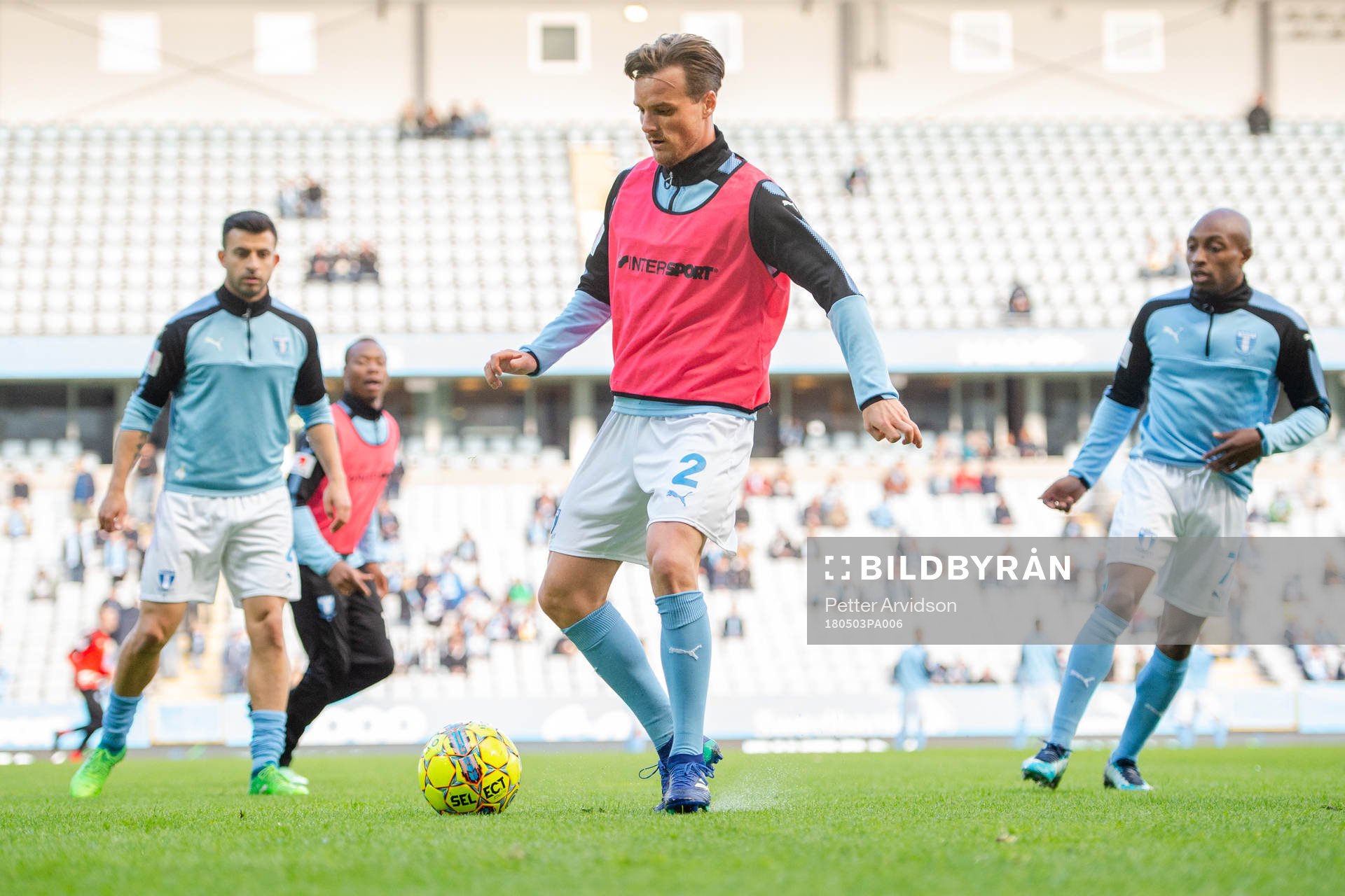 Malmö FFs Eric Larsson värmer upp före fotbollsmatchen i