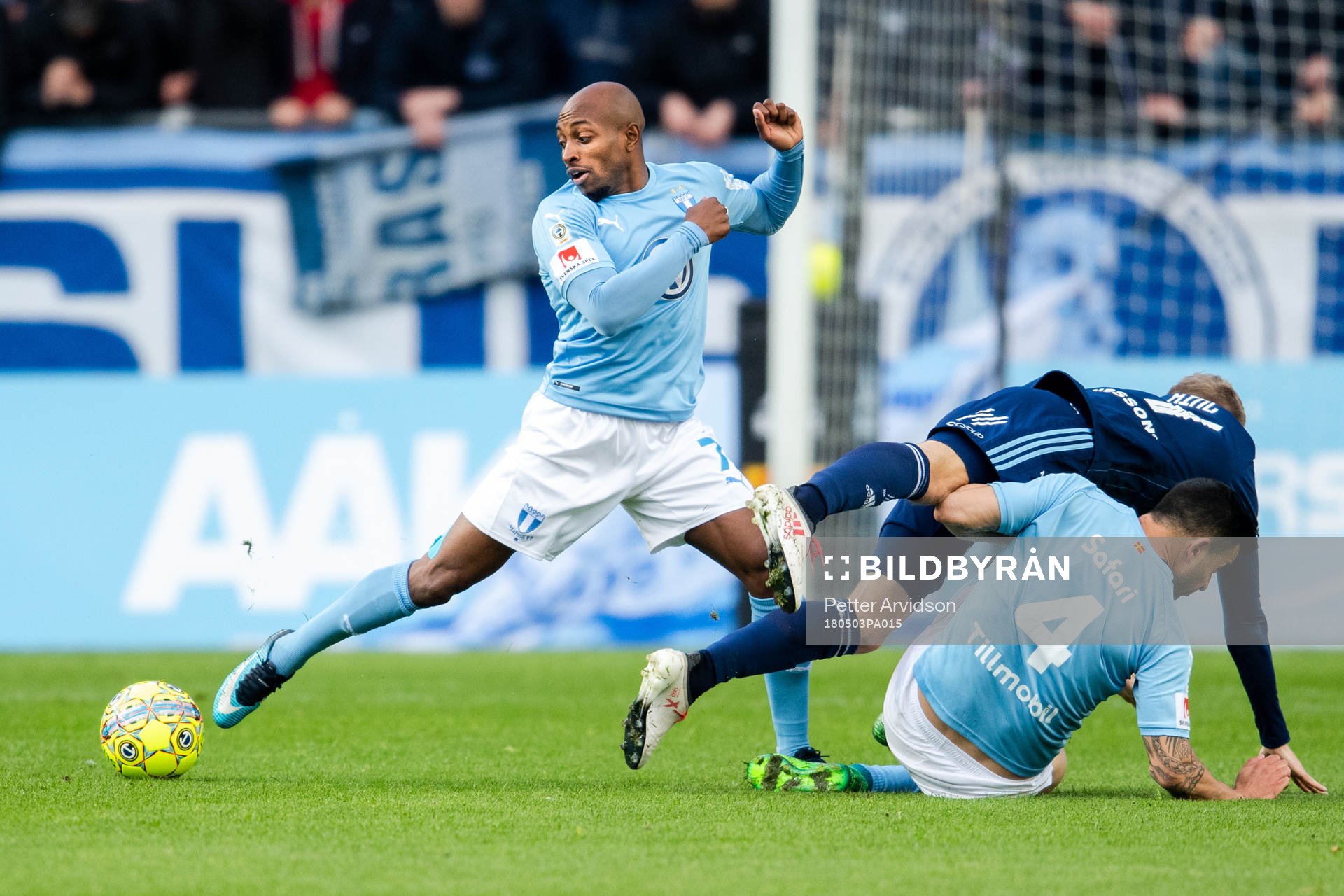 Malmö FFs Fouad Bachirou och Behrang Safari i en kamp mot