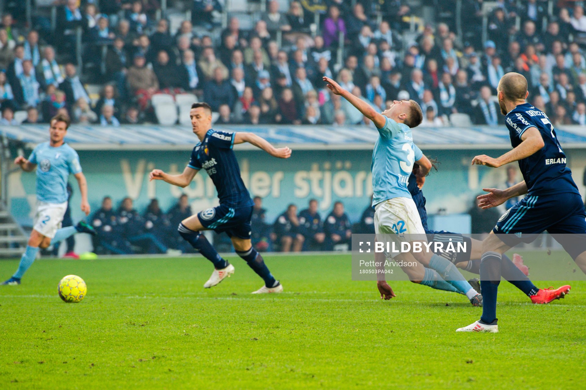 Malmö FFs Mattias Svanberg faller i straffområdet