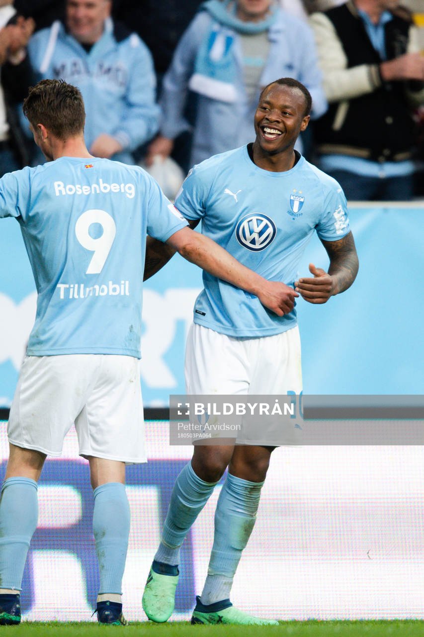 Malmö FFs Markus Rosenberg jublar med Carlos Strandberg efter 1-0 under fotbollsmatchen i Allsvenskan mellan Malmö FF och Djurgården den 3 maj 2018 i Malmö.