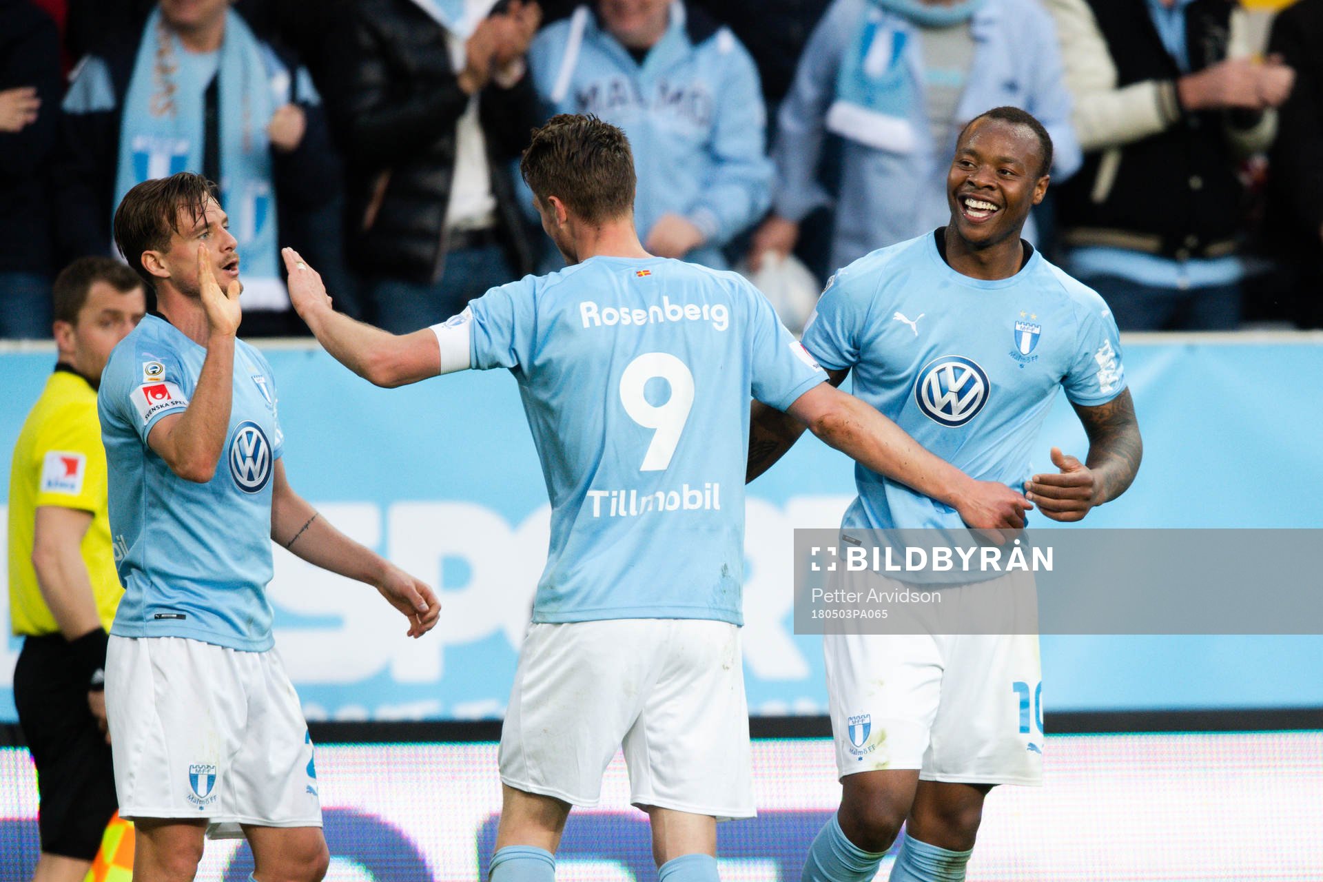 Malmö FFs Eric Larsson och Markus Rosenberg jublar med Carlos Strandberg efter 1-0  under fotbollsmatchen i Allsvenskan mellan Malmö FF och Djurgården den 3 maj 2018 i Malmö.