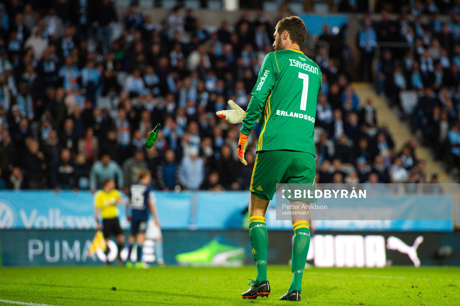 Djurgårdens målvakt Andreas Isaksson rensar bort en ölflaska som blivit inkastad på planen under fotbollsmatchen i Allsvenskan mellan Malmö FF och Djurgården den 3 maj 2018 i Malmö.