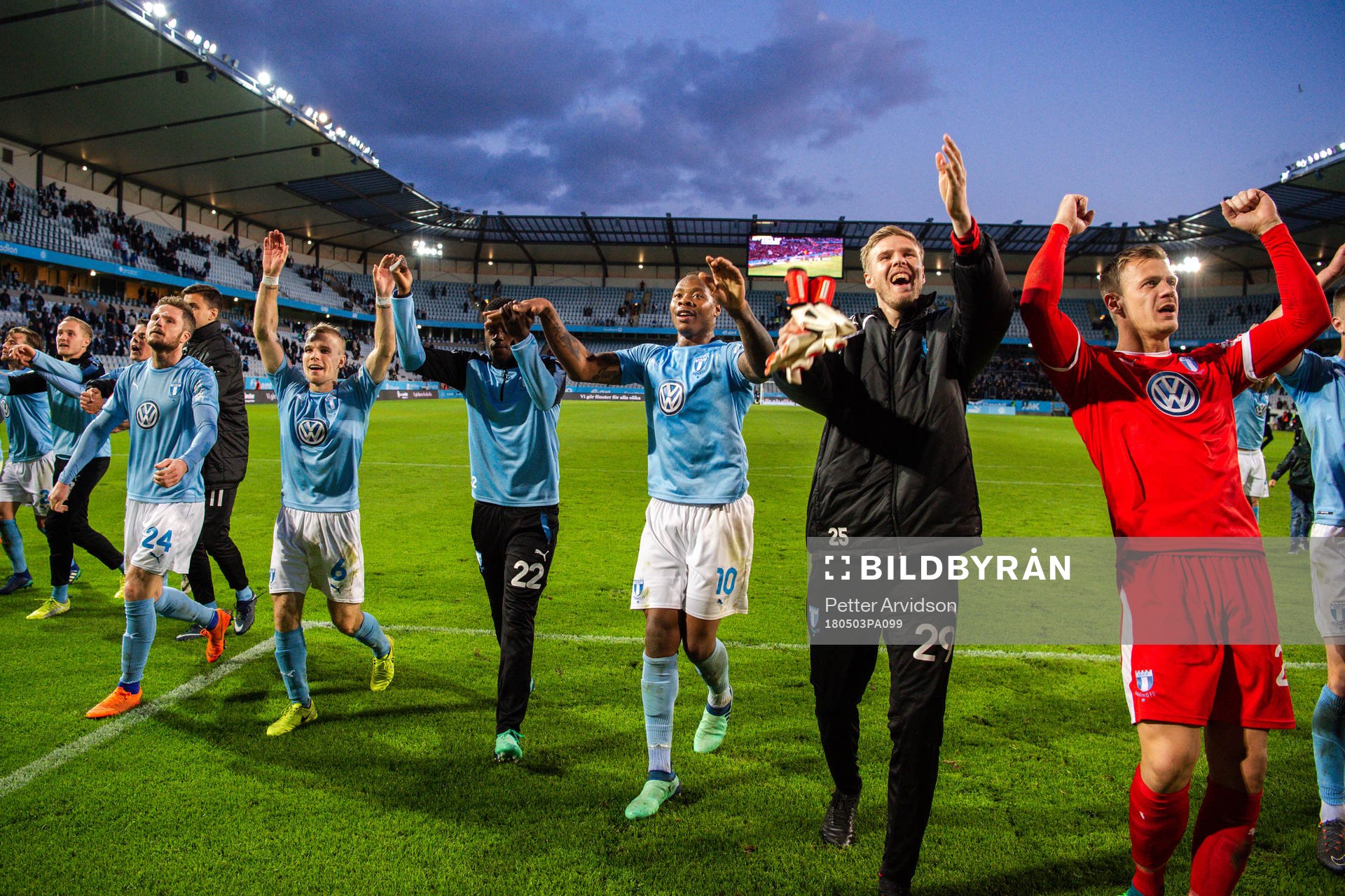 Malmö FFs spelare jublar efter fotbollsmatchen i Allsvenskan mellan Malmö FF och Djurgården den 3 maj 2018 i Malmö.