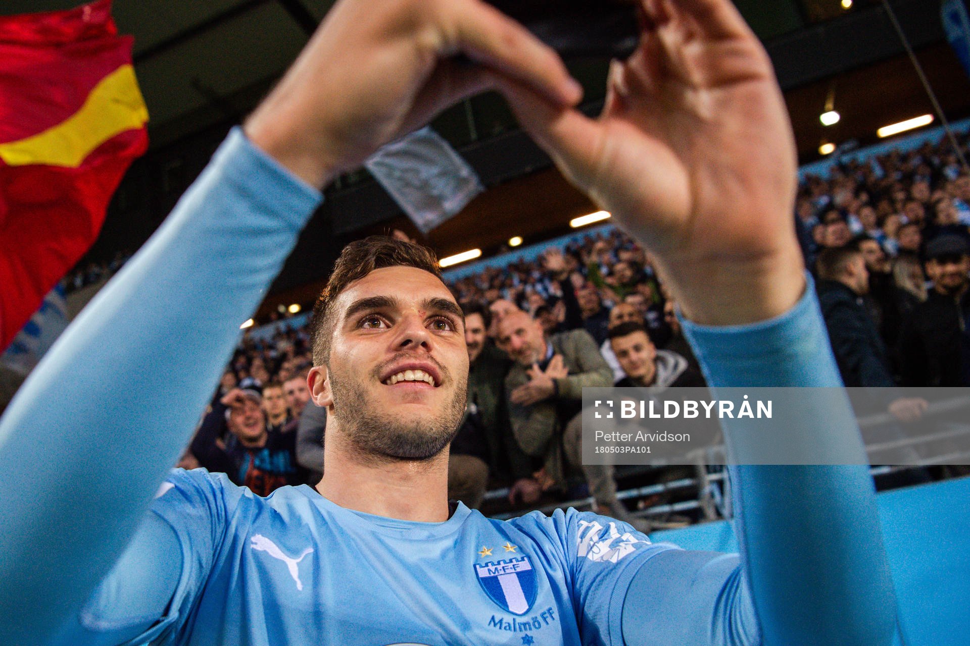 Malmö FFs Egzon Binaku tar en selfie med supportrar