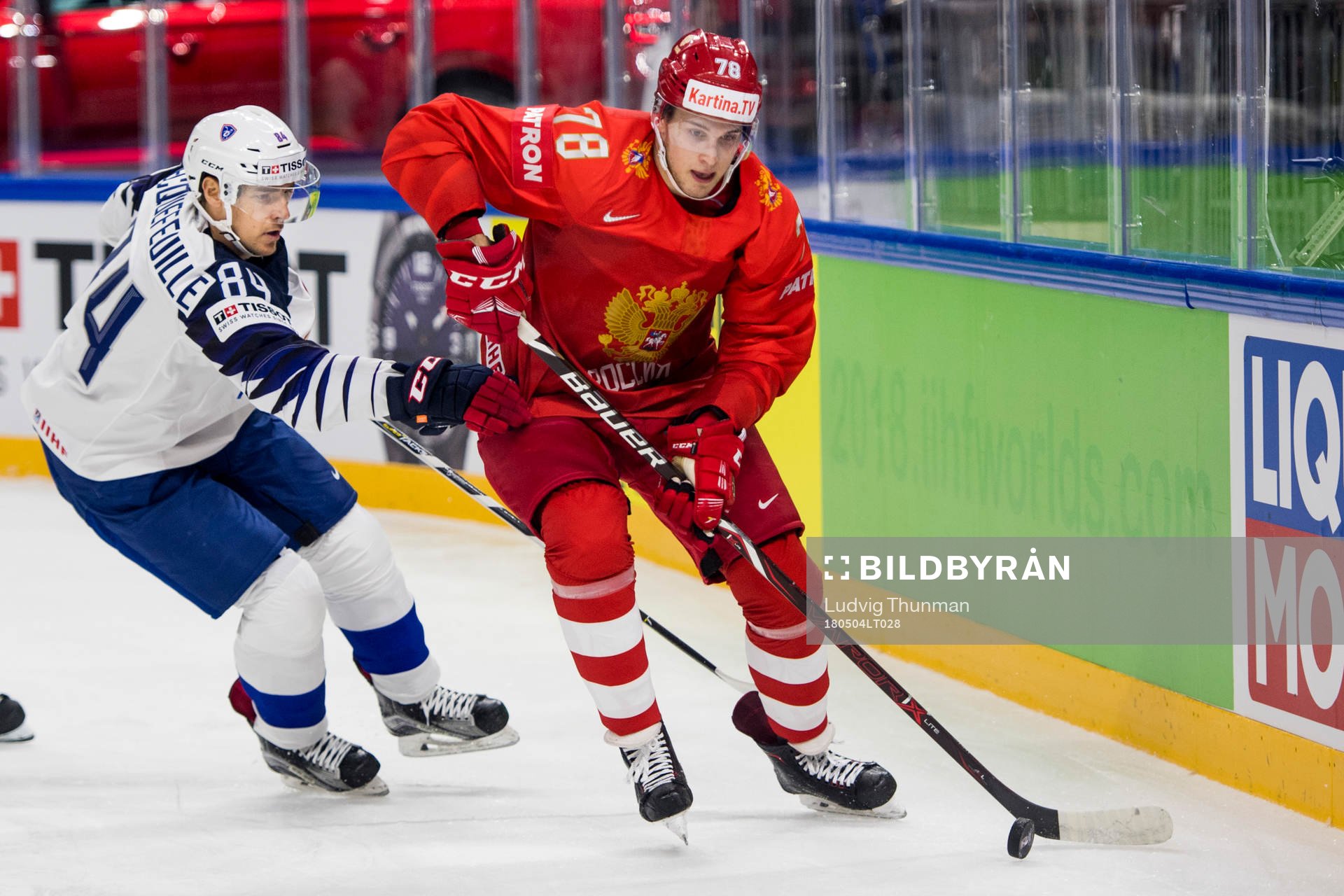 Frankrikes Kevin Hecquefeuille jagar Rysslands Maxim Mamin