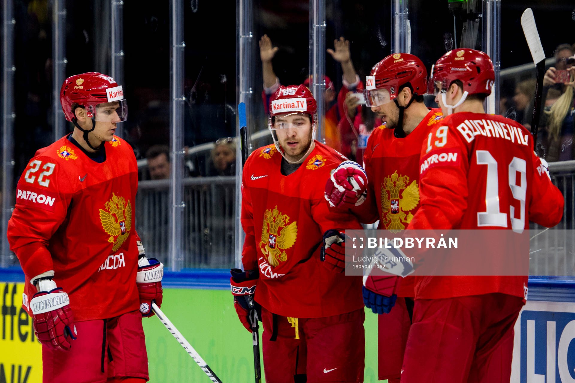 Rysslands Artyom Anisimov jublar med lagkamraterna