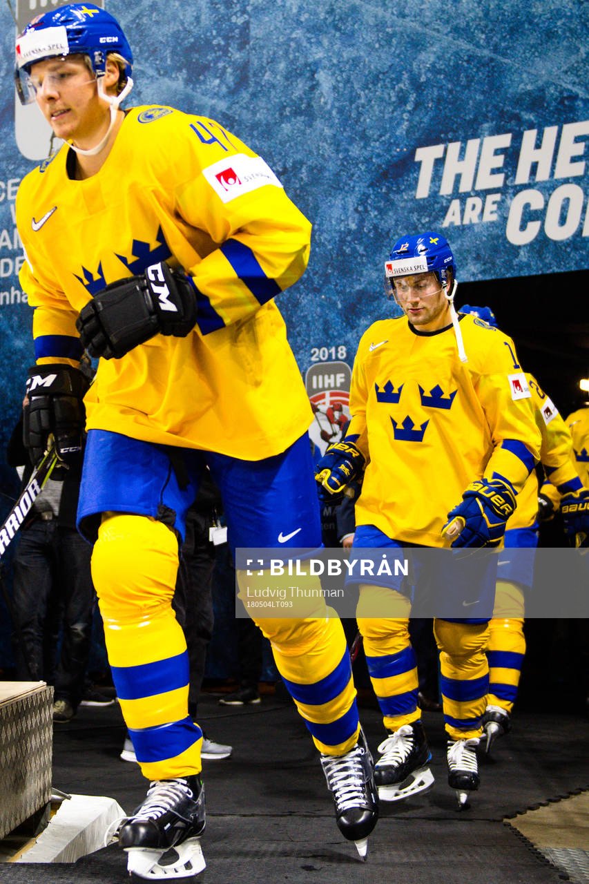 Sveriges Johan Larsson före ishockeymatchen mellan Sverige