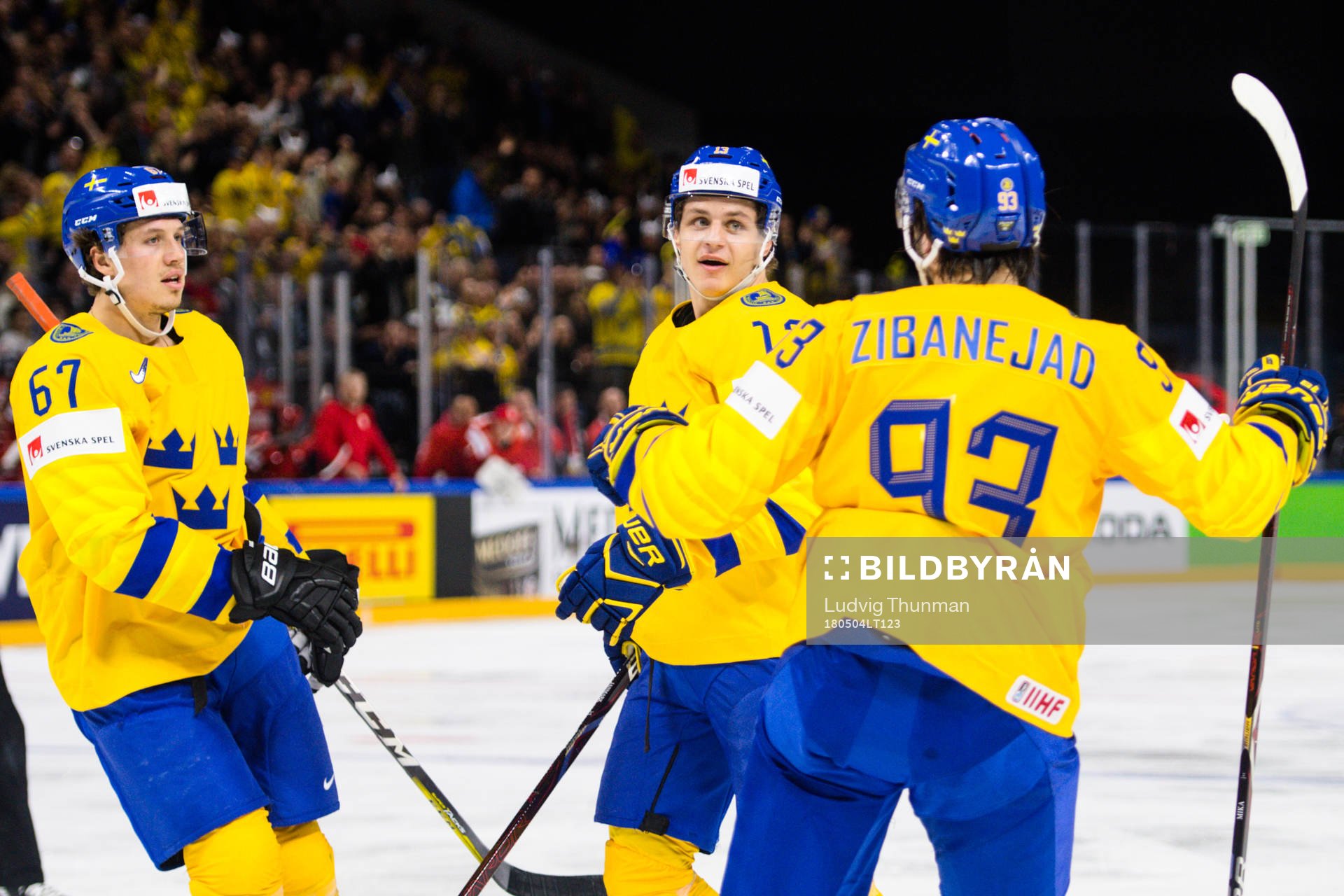 Sveriges Rickard Rakell och Mika Zibanejad jublar