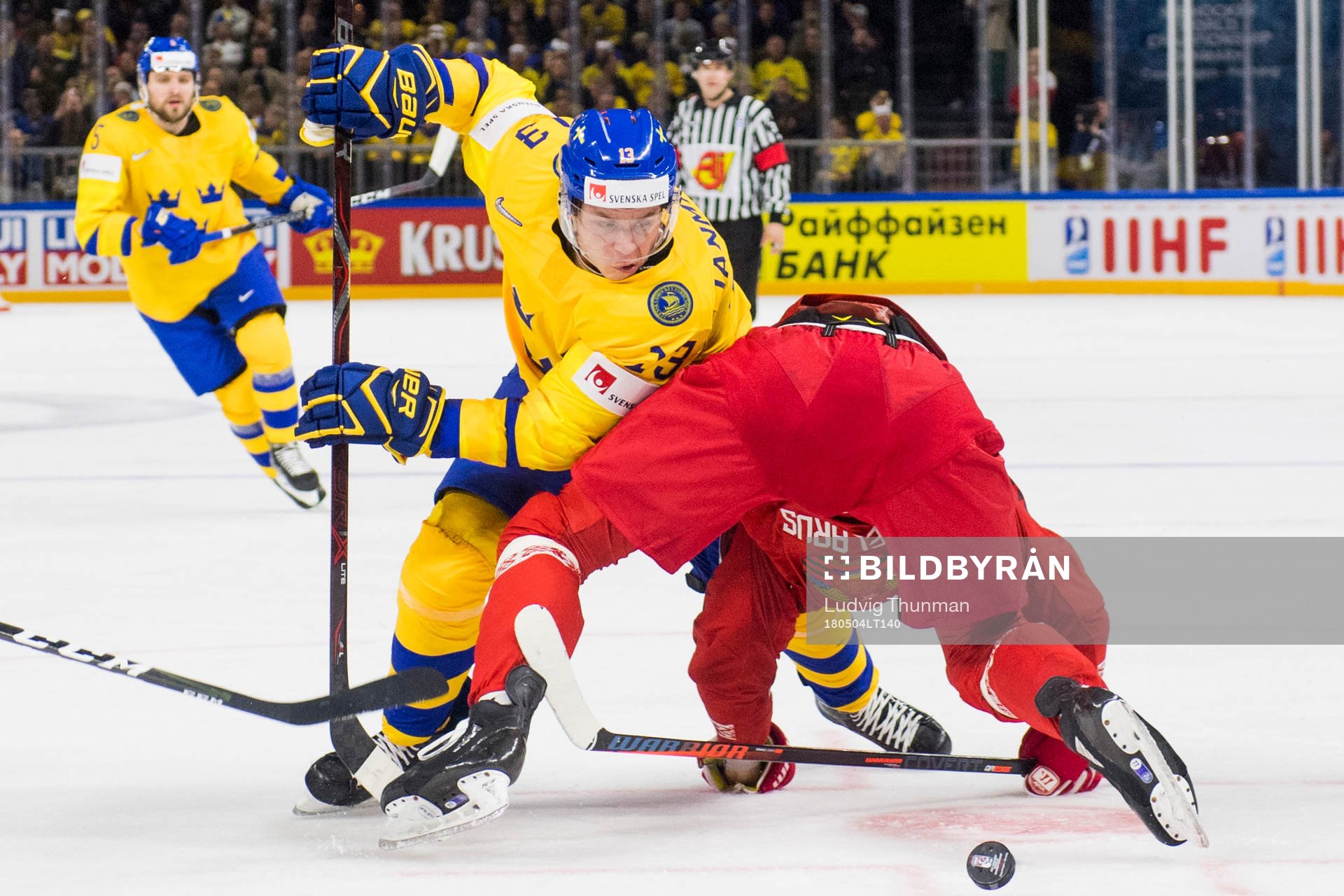 Sveriges Mattias Janmark i kamp om pucken med Vitrysslands