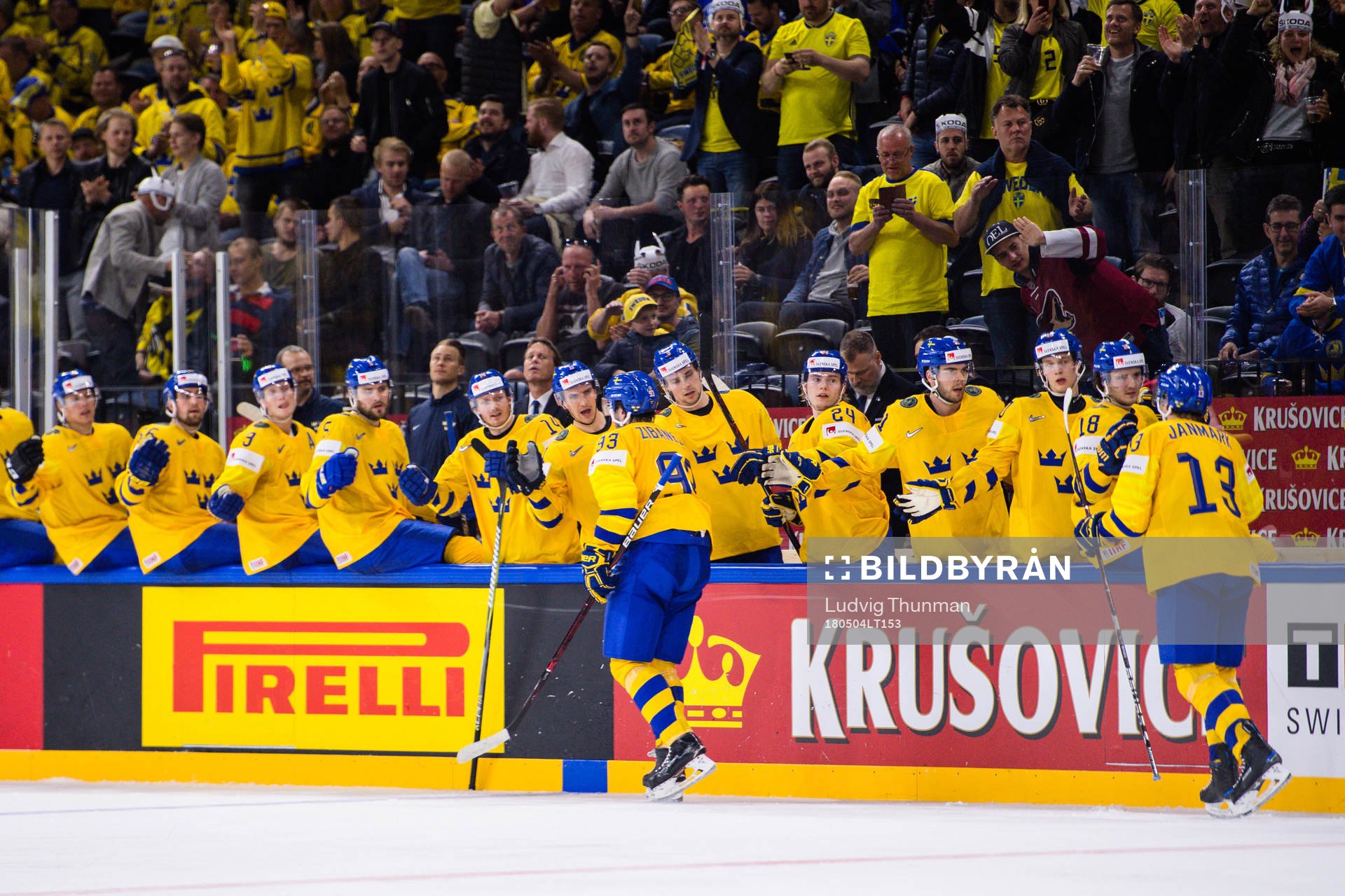 Sveriges Mika Zibanejad och Mattias Janmark jublar