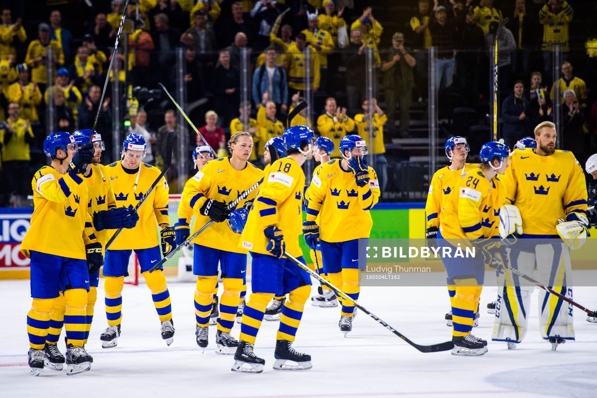 Sveriges spelare tackar publiken