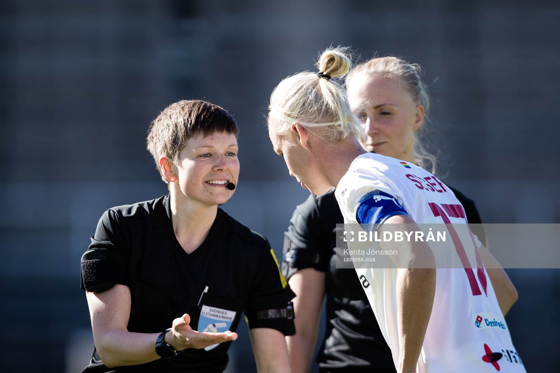 Domare Sara Wiinikka singlar slant med Rosengårds Caroline