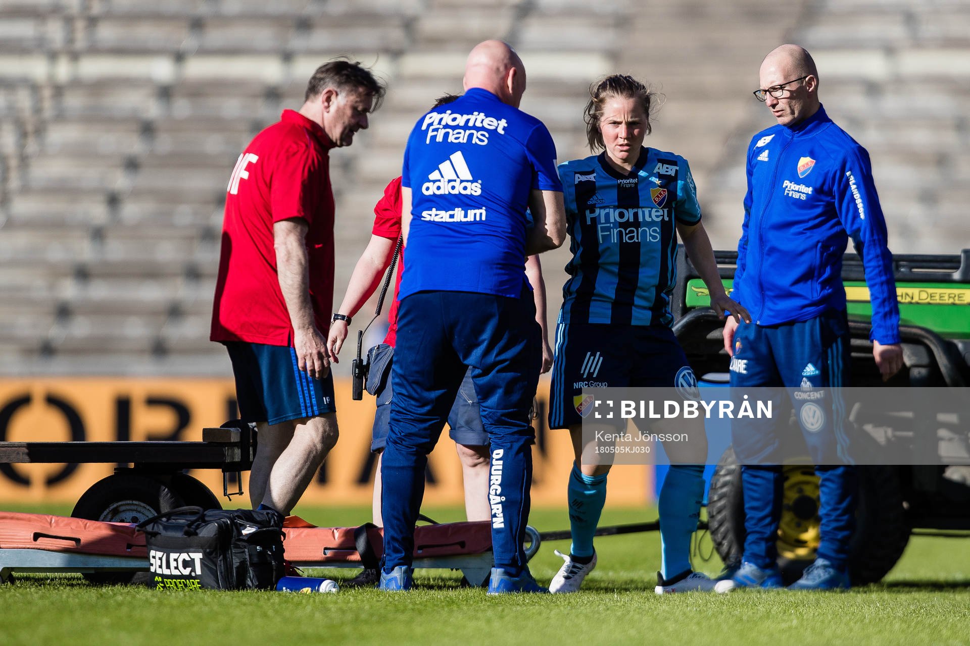 Djurgårdens Irma Helin tar sig till båren på egen hand