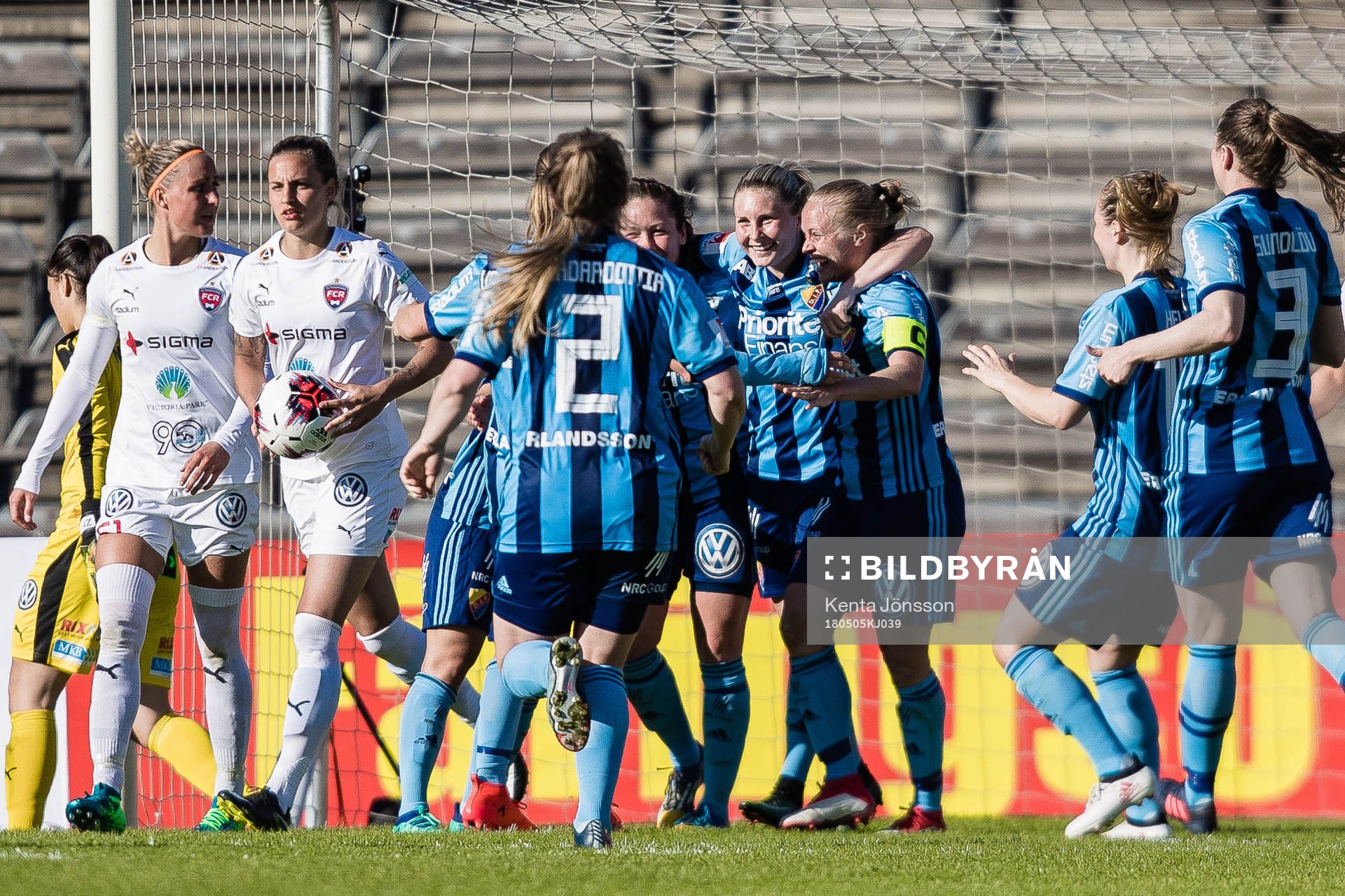 Djurgårdens Michelle Wörner jublar med Mia Jalkerud och