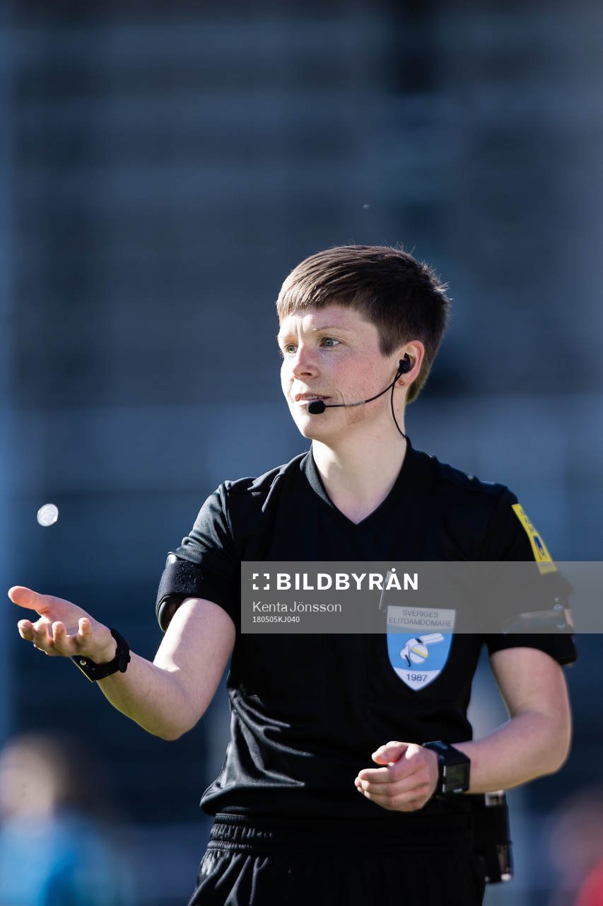 Domare Sara Wiinikka singlar slant innan fotbollsmatchen i