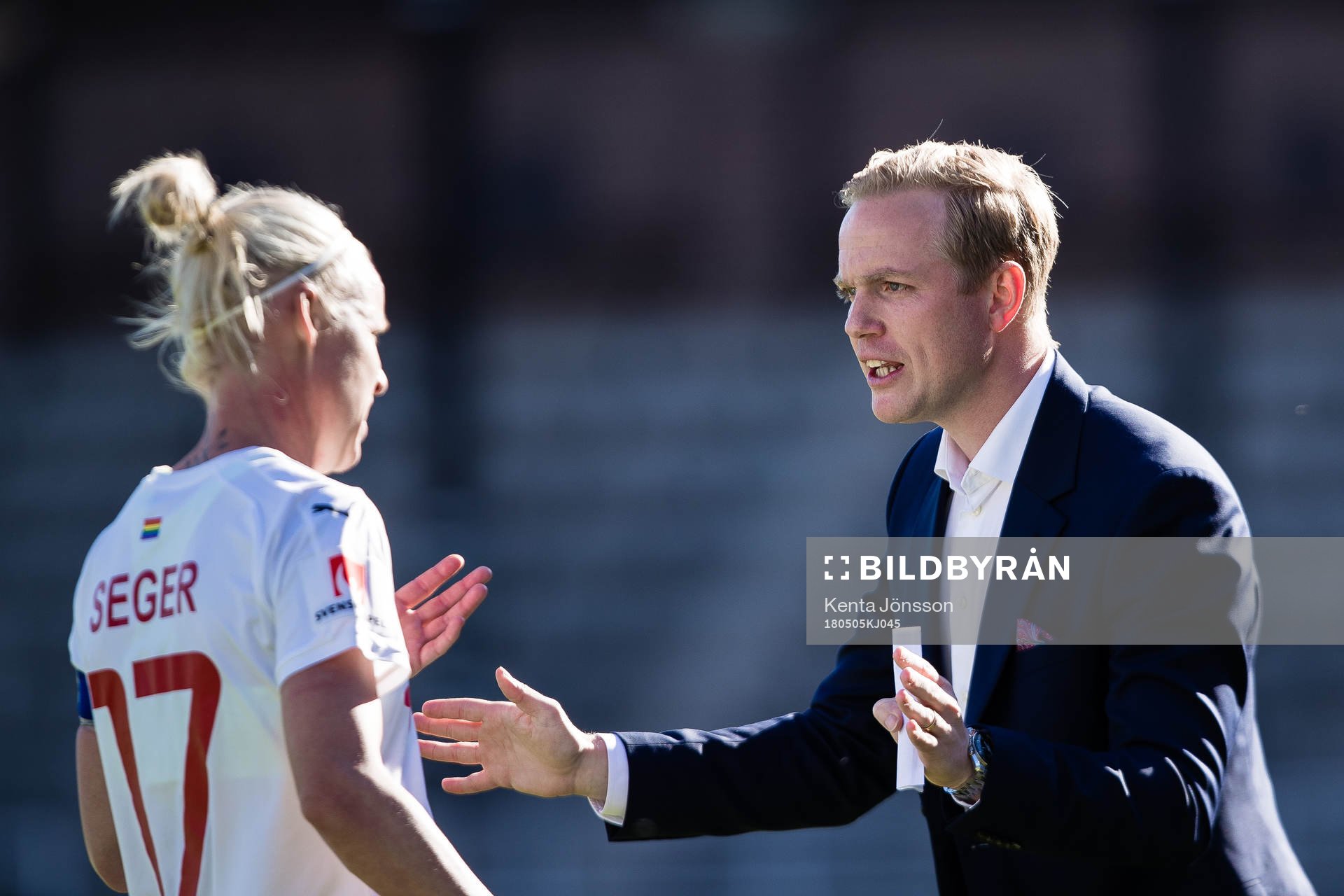Rosengårds tränare Jonas Eidevall  i diskussion med