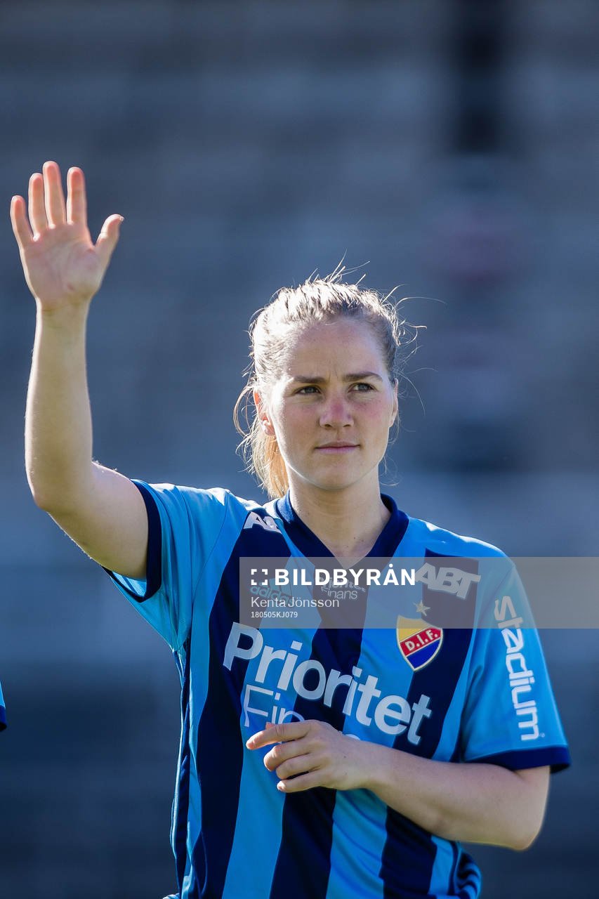 Djurgårdens Irma Helin innan fotbollsmatchen i