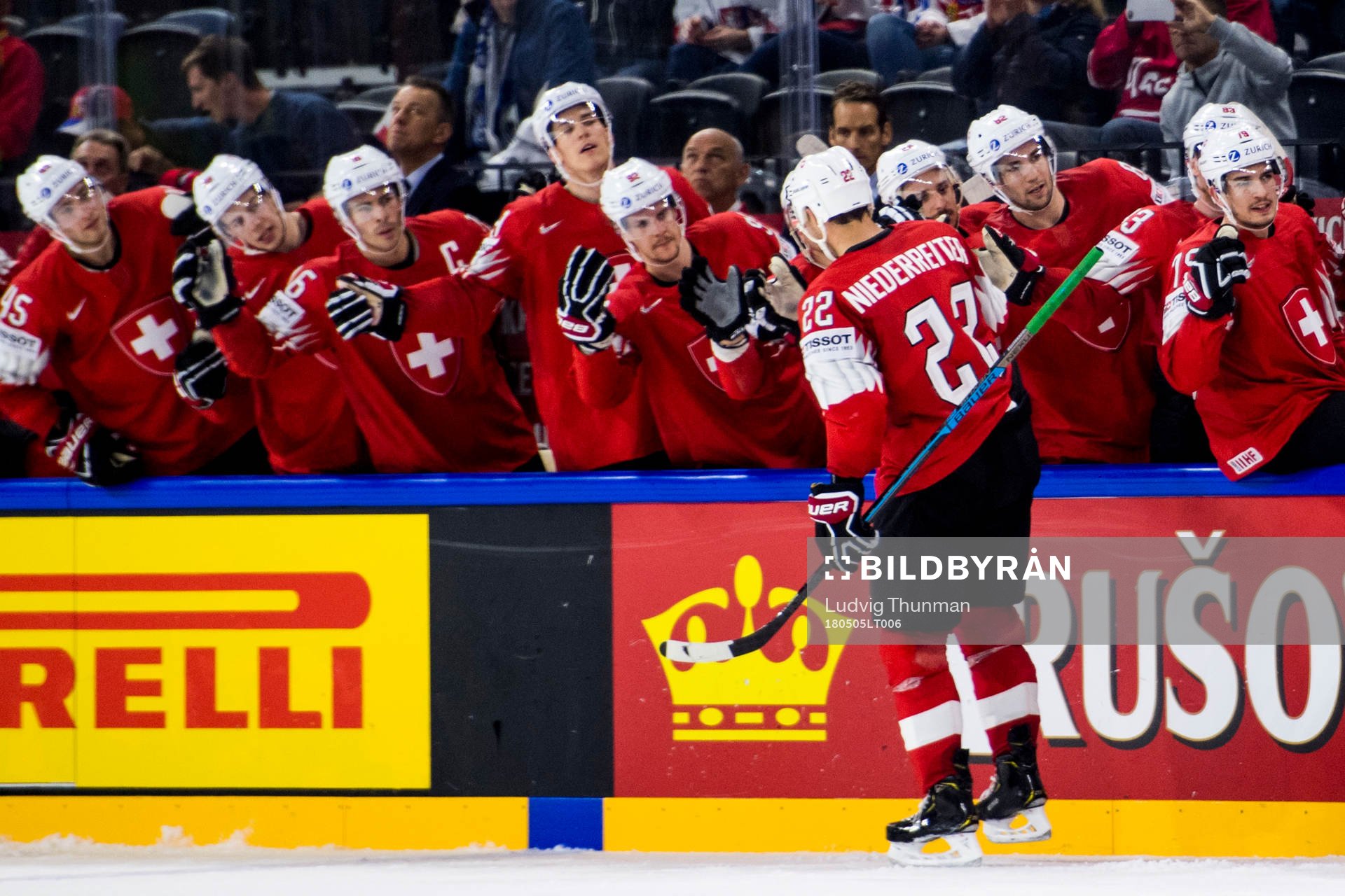 Schweiz Nino Niederreiter jublar med lagkamraterna