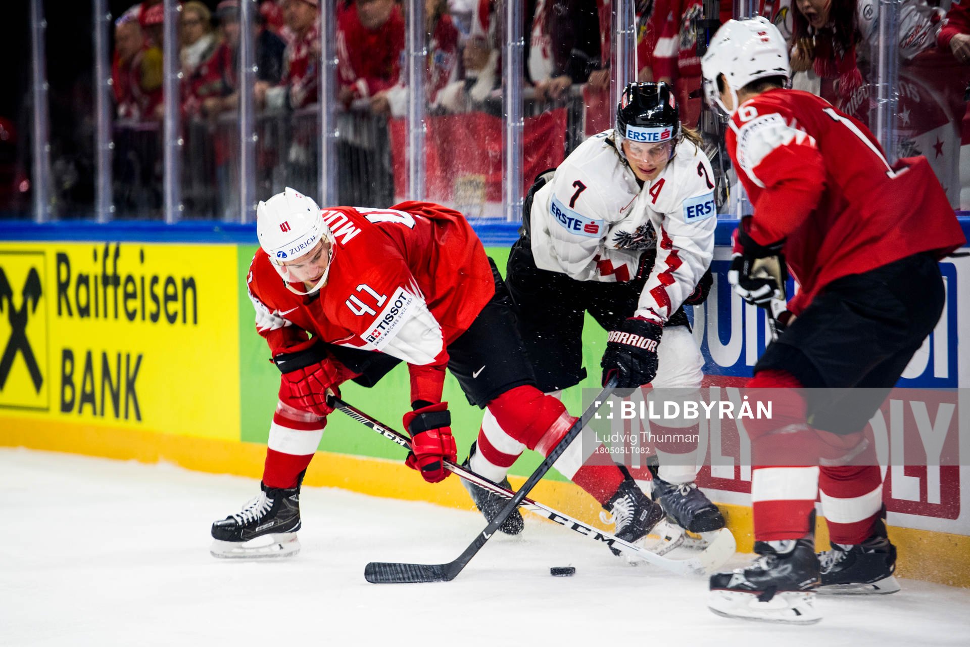 Schweiz Mirco Muller och Raphael Diaz i kamp om pucken med