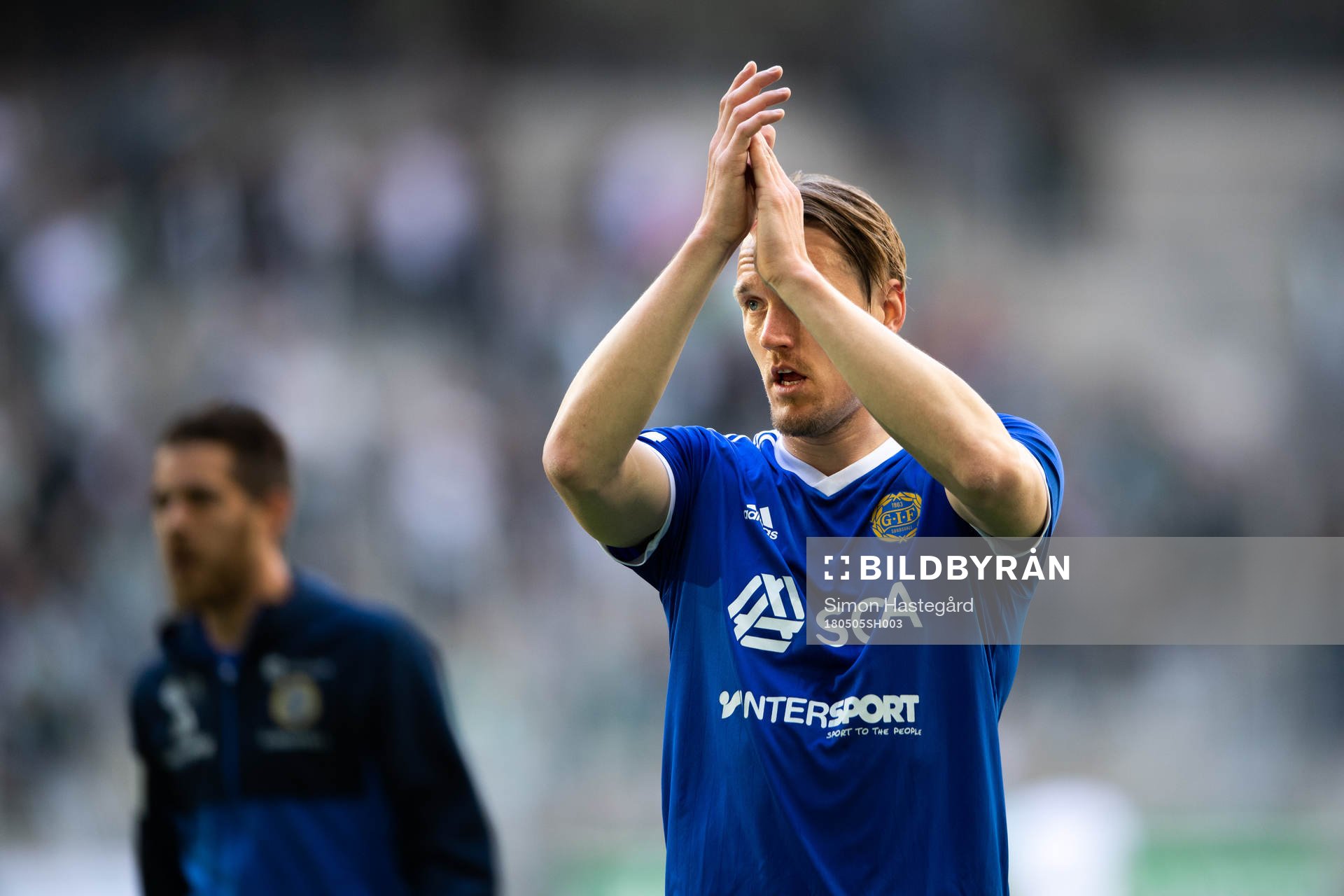 Sundsvalls spelare tackar publiken före fotbollsmatchen i