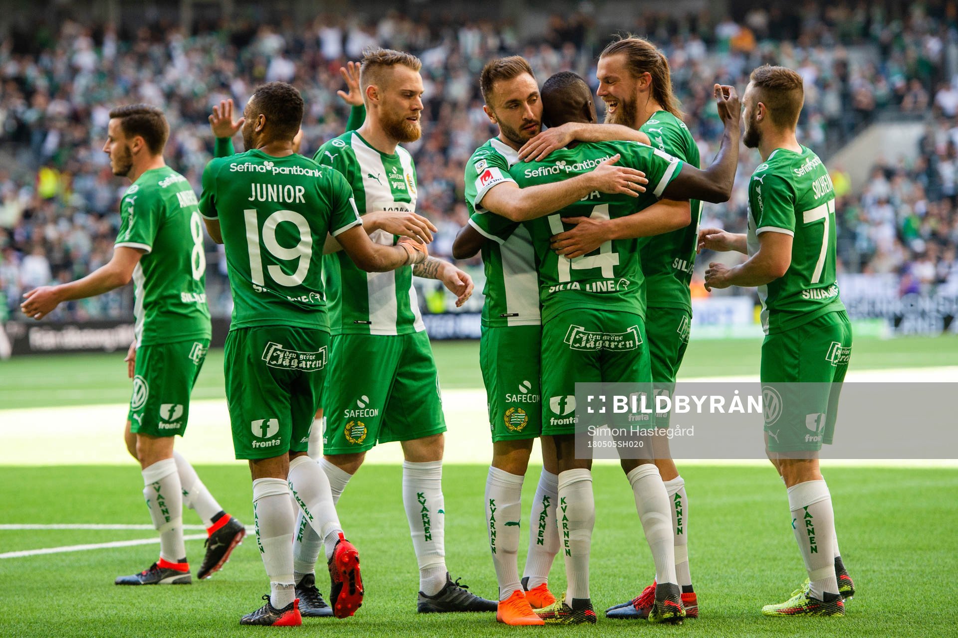 Hammarbys spelare jublar med Pa Amat Dibba