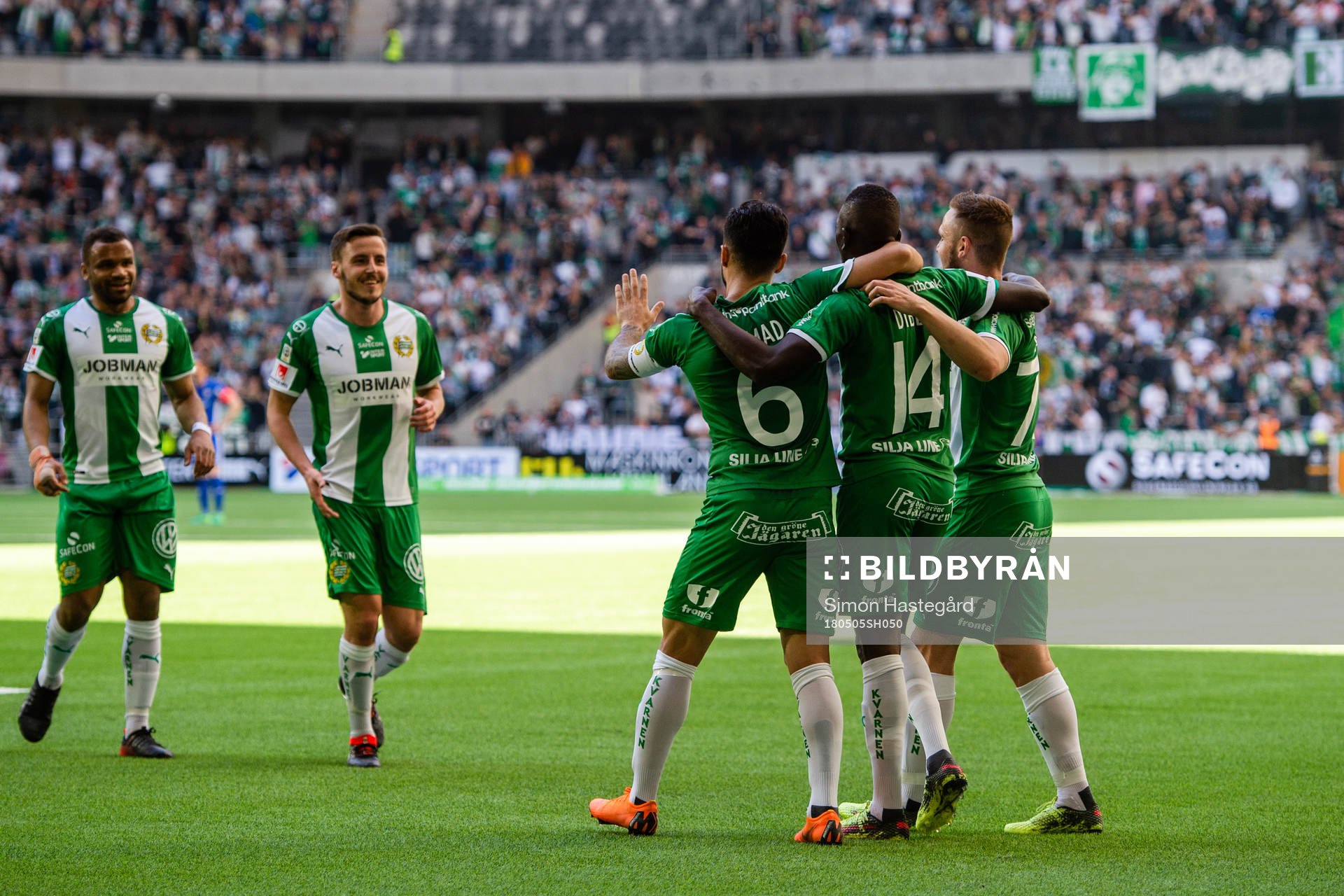 Hammarbys spelare jublar med Pa Amat Dibba