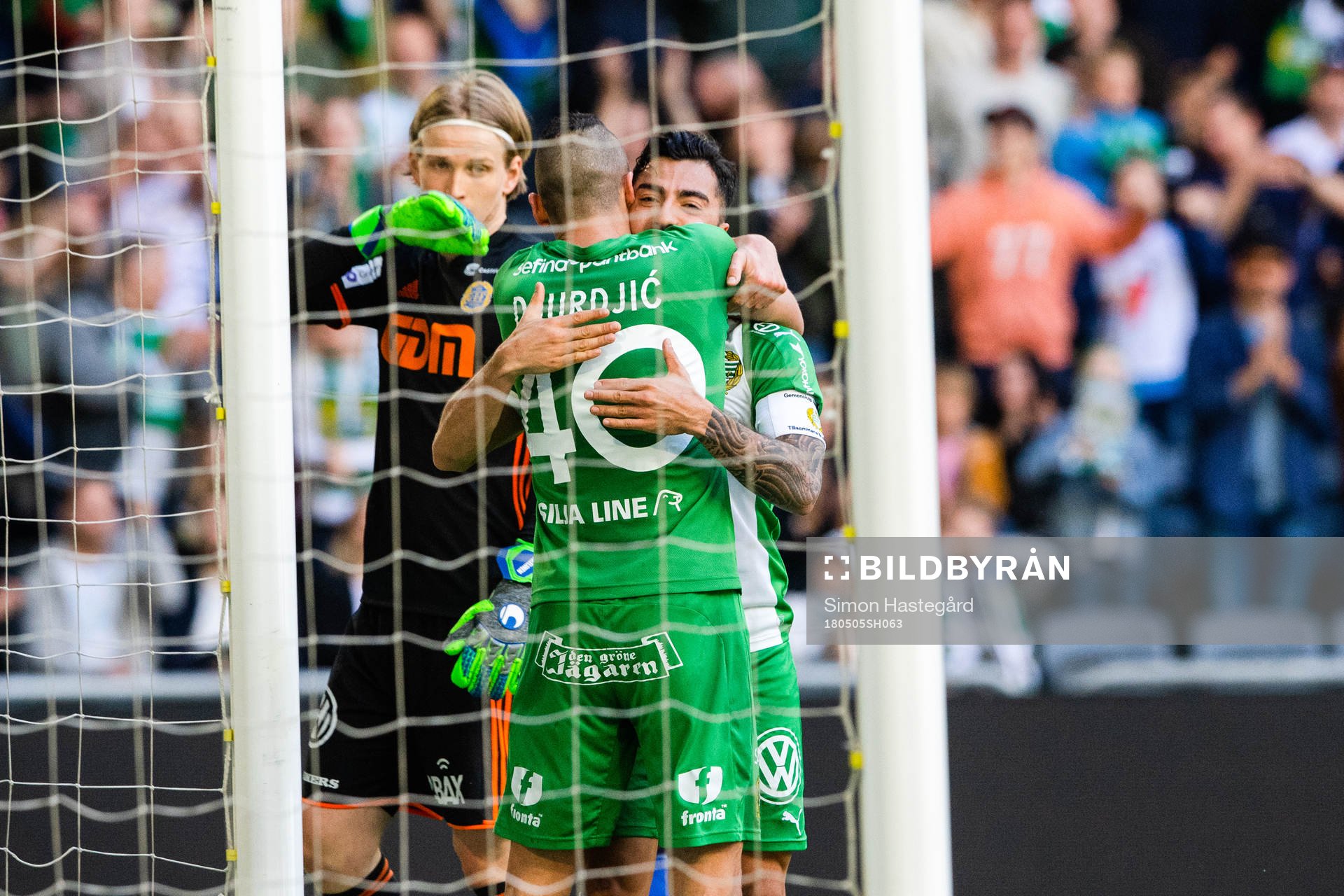 Hammarbys Jiloan Hamad och Nicola Djurdjic jublar