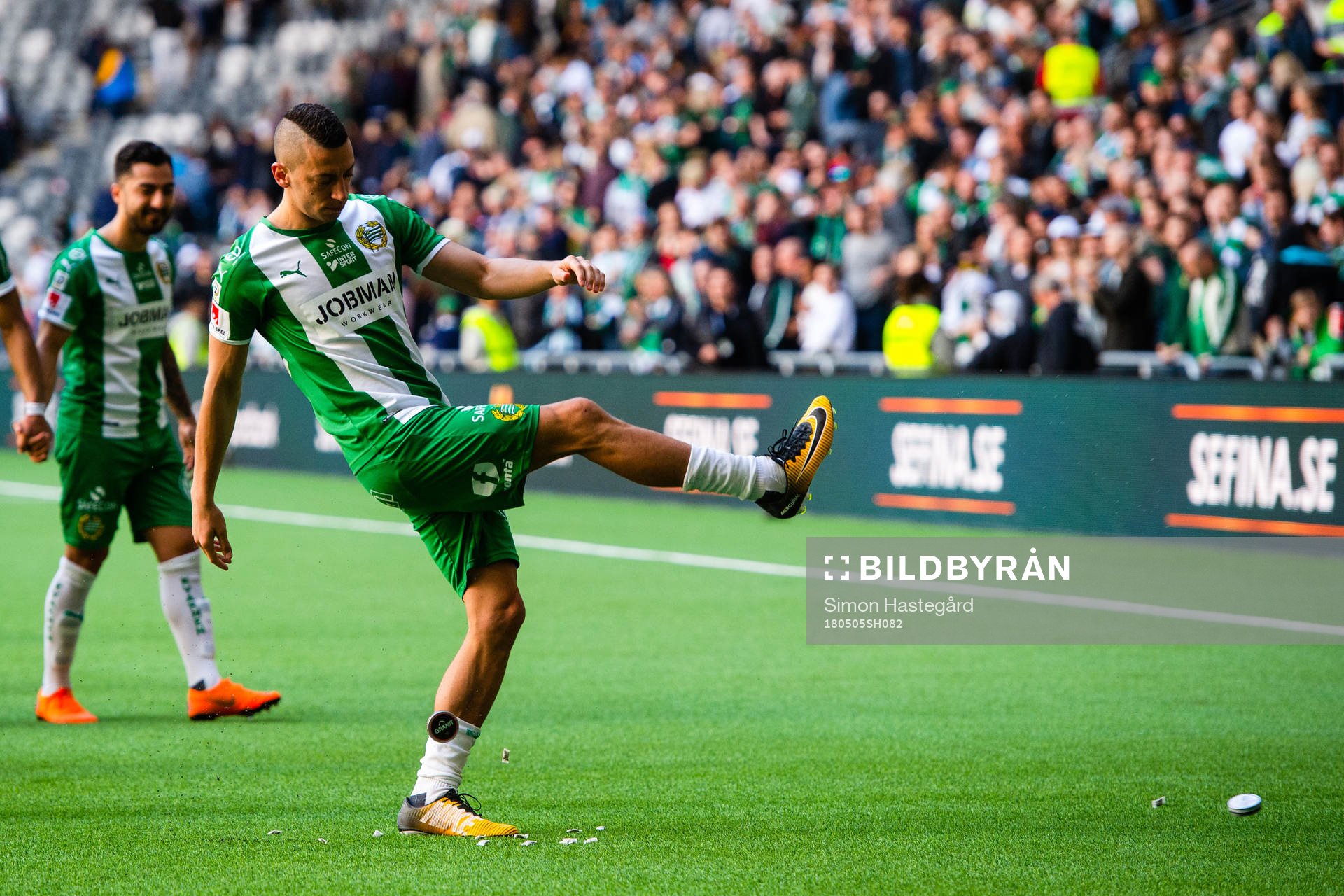 Hammarbys Nicola Djurdjic sparkar bort en snusdosa som kastats in under fotbollsmatchen i Allsvenskan mellan Hammarby och GIF Sundsvall den 5 maj 2018 i Stockholm.