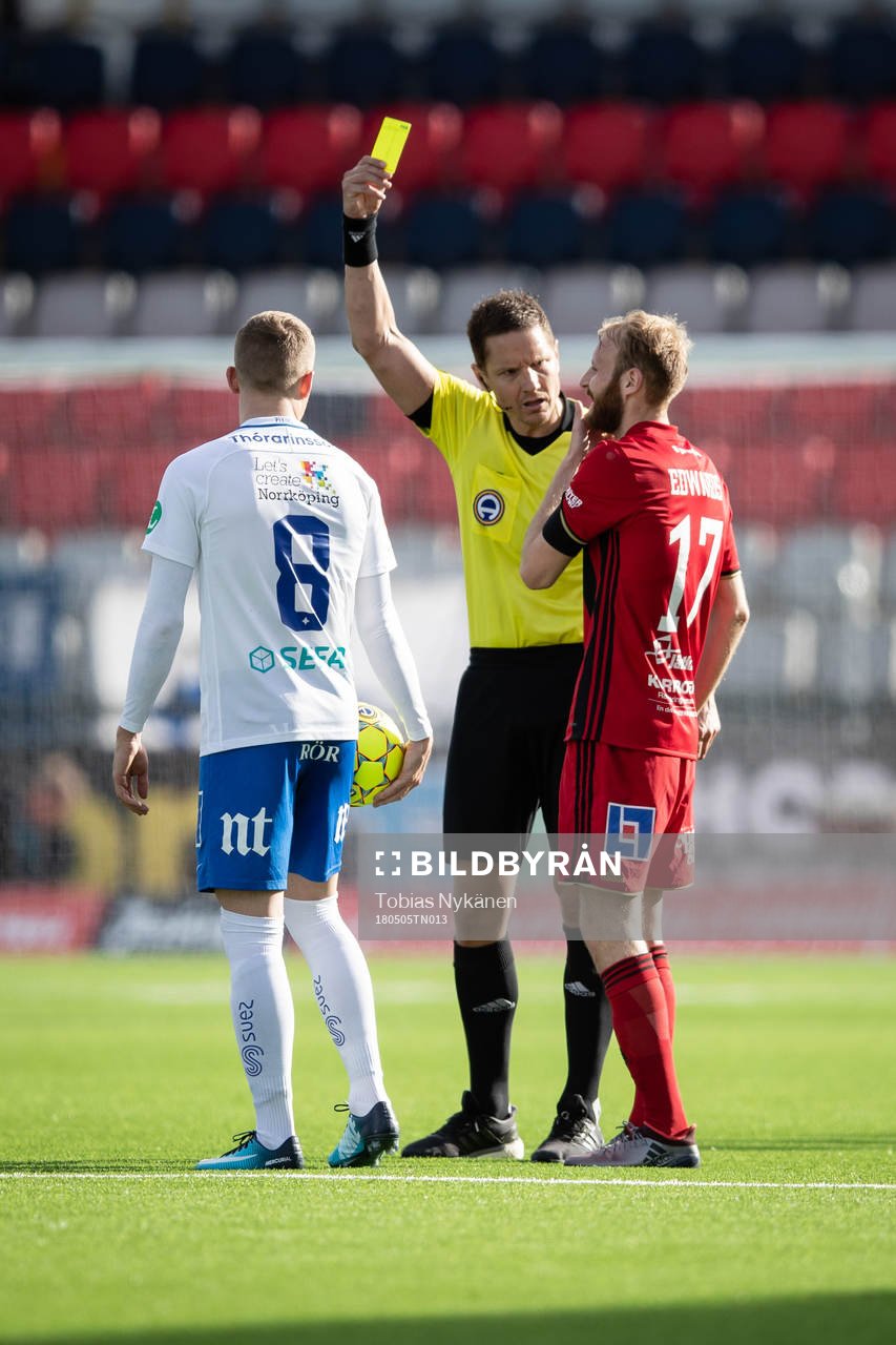 domaren Martin Strömbergsson utdelar ett gult kort till