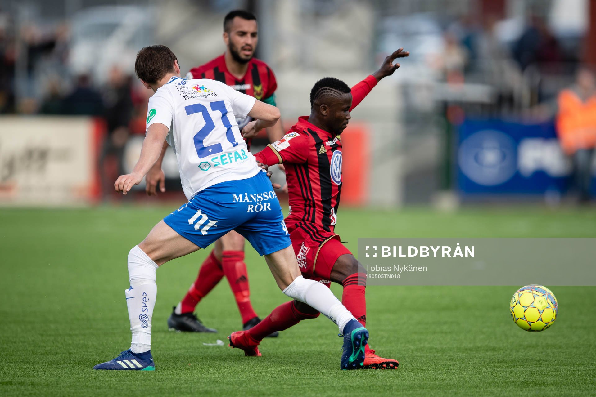 Östersunds Frank Ahrin mot Norrköpings Simon Thern under fotbollsmatchen i Allsvenskan mellan Östersund och Norrköping den 5 maj 2018 i Östersund.