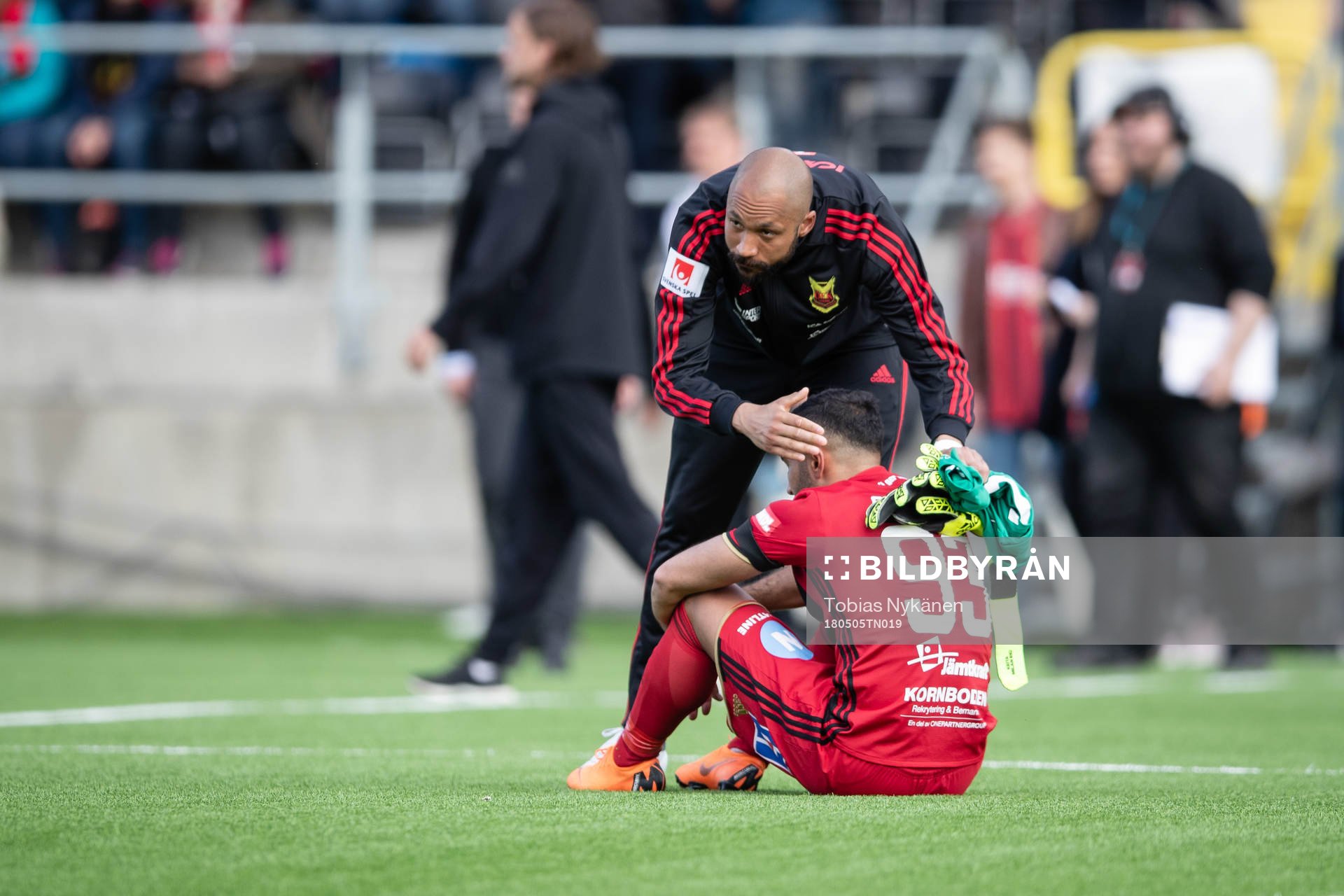 Östersunds målvakt Aly Keita tröstar Östersunds Saman