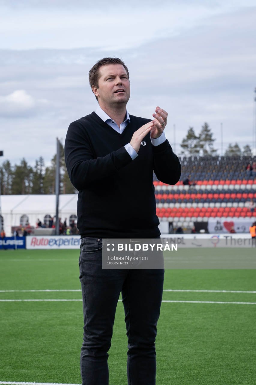 Norrköpings tränare Jens Gustafsson tackar fansen