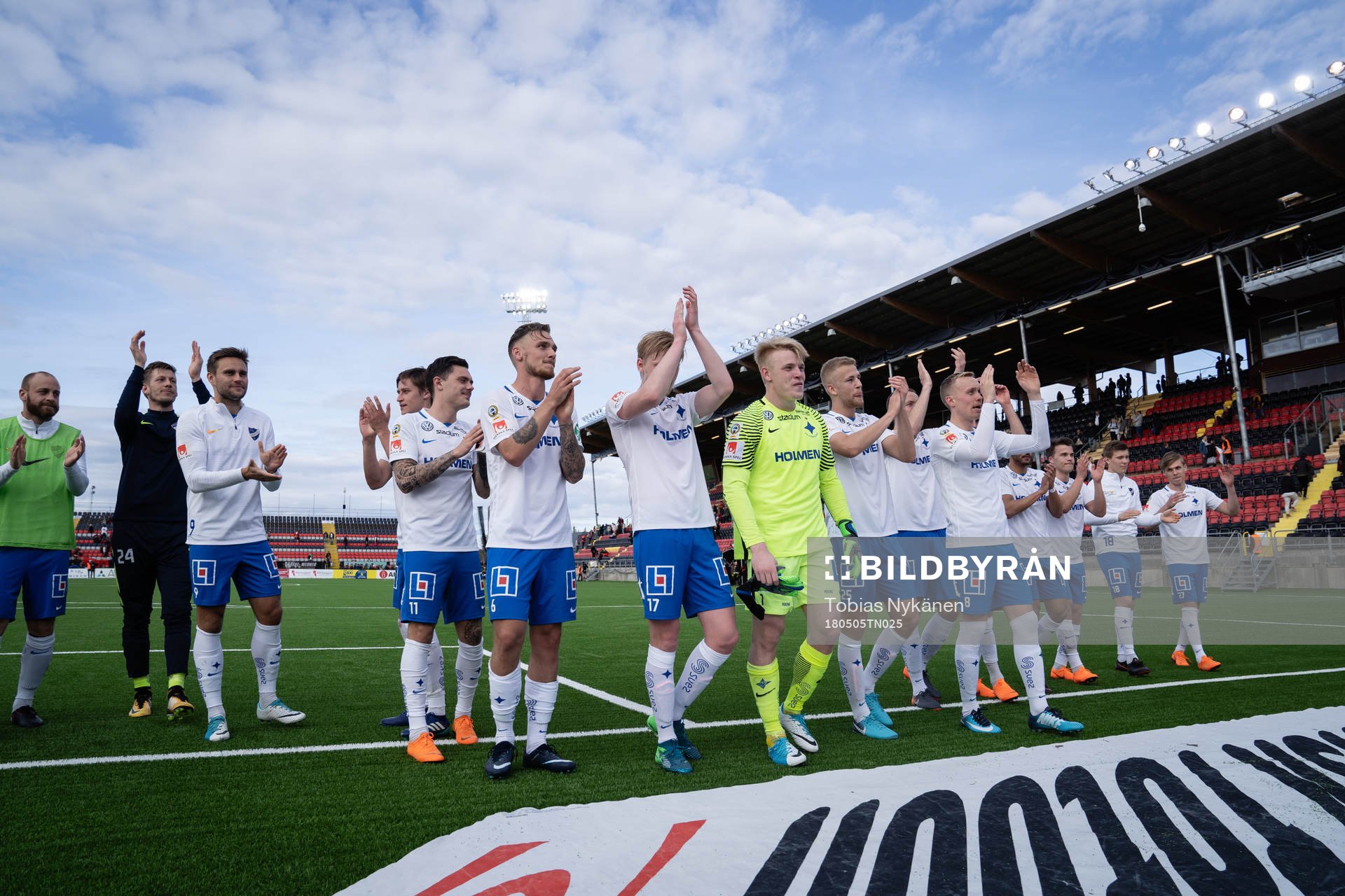Norrköpings spelare tackar fansen efter fotbollsmatchen i Allsvenskan mellan Östersund och Norrköping den 5 maj 2018 i Östersund.