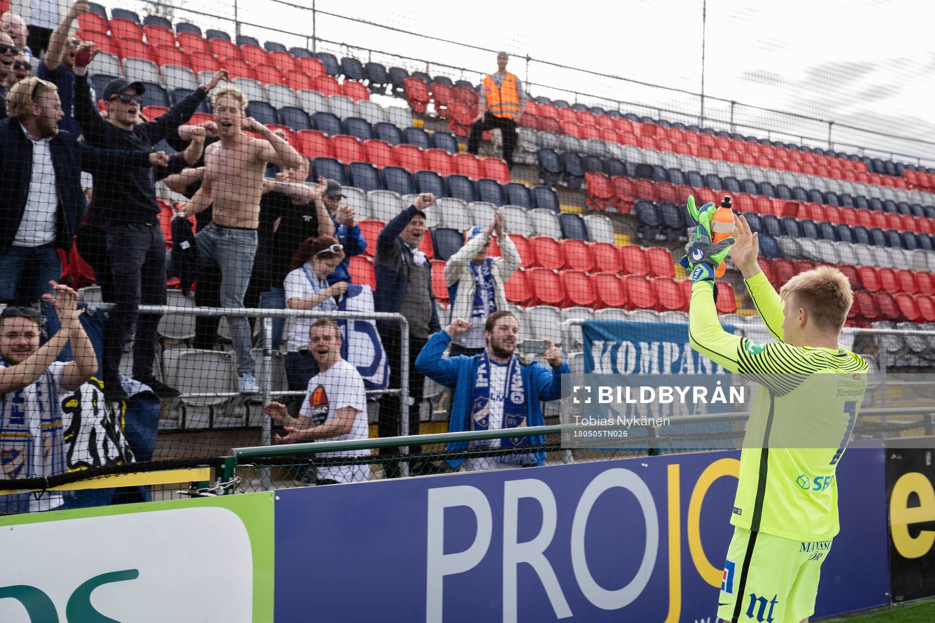 Norrköpings målvakt Isak Pettersson tackar fansen