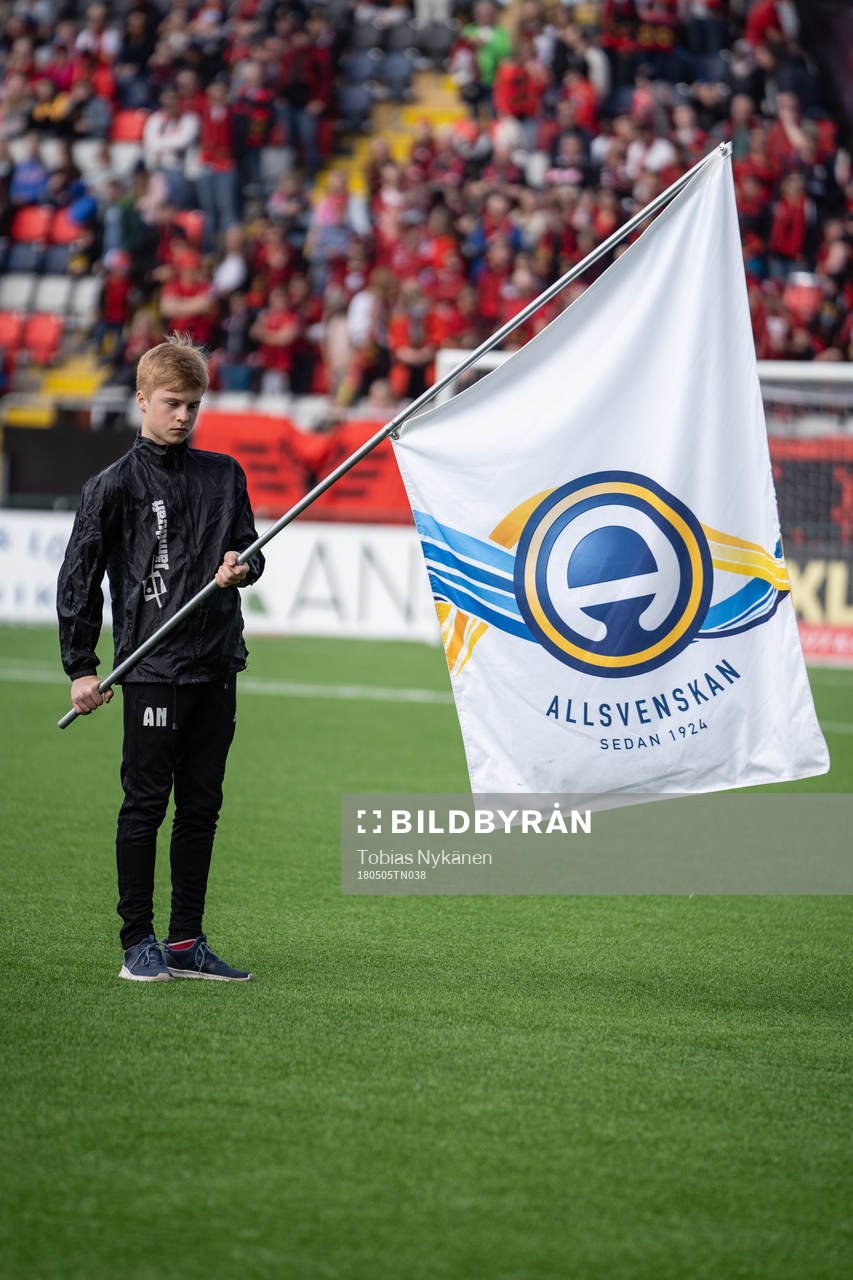 kille med allsvenskflagga innan fotbollsmatchen i