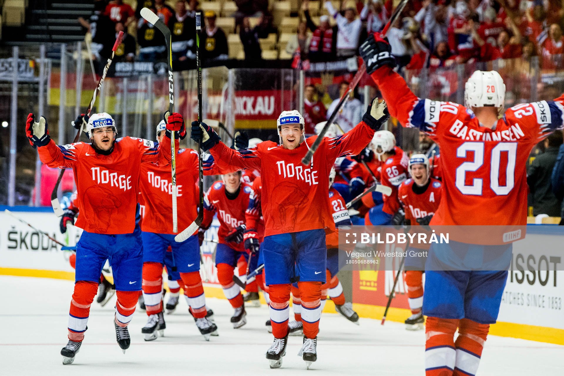 Anders Bastiansen, Thomas Valkvæ Olsen and teammates of