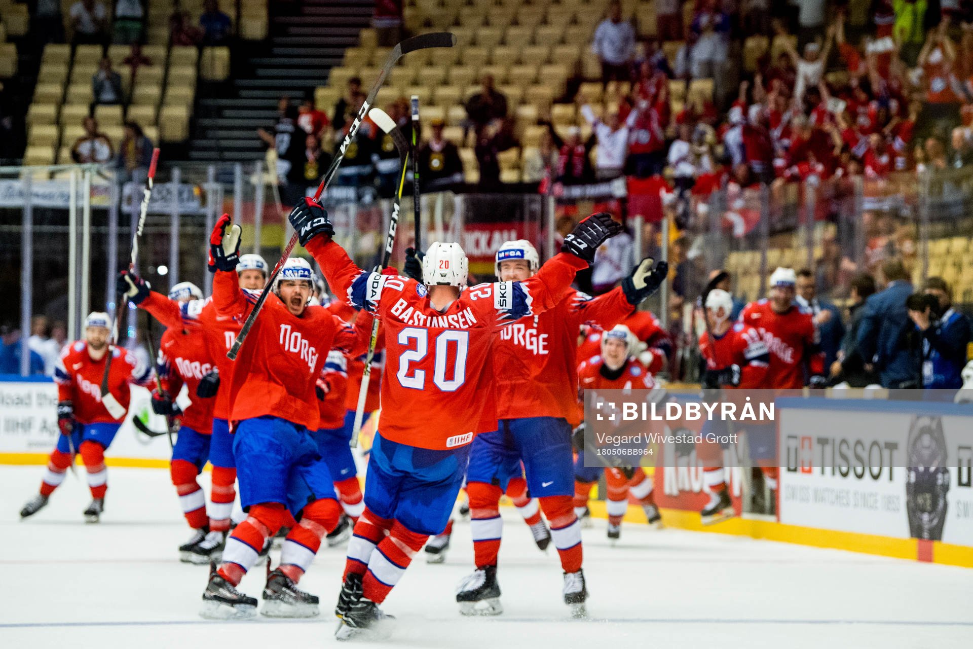 Anders Bastiansen, Thomas Valkvæ Olsen and teammates of