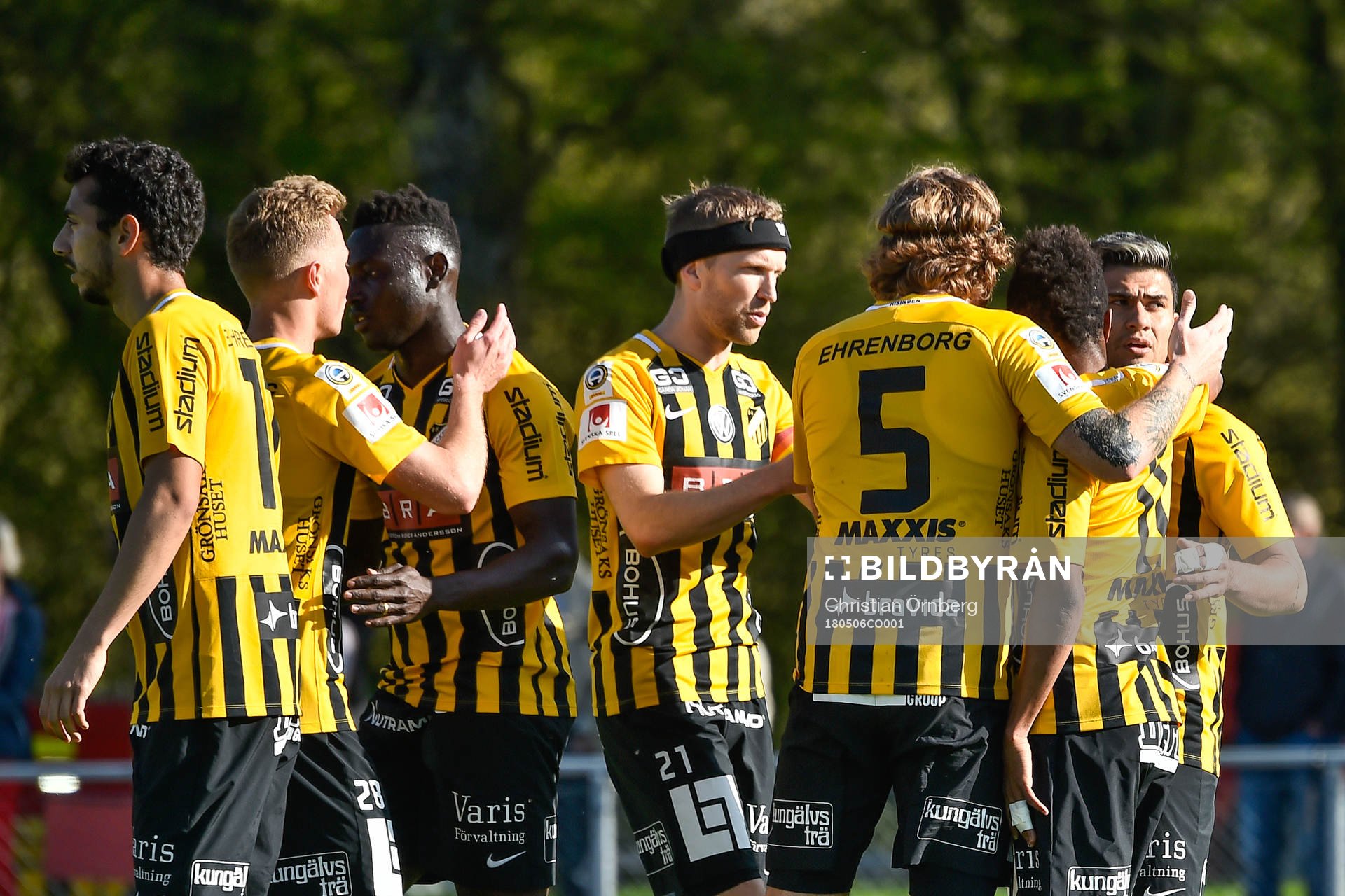 Häckens Paulinho jublar med lagkamrater Rasmus Lindgren,