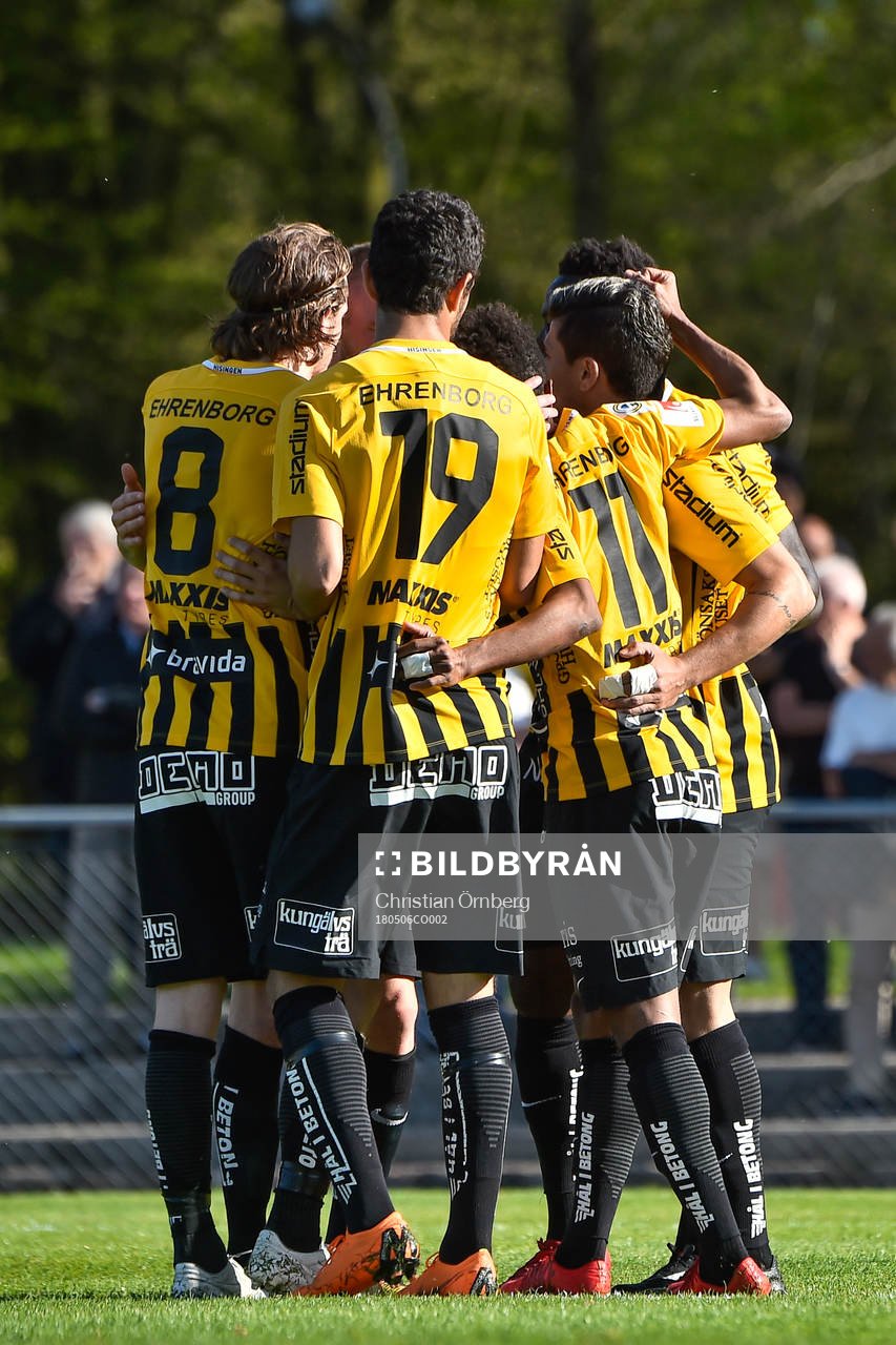 Häckens Paulinho jublar med lagkamrater