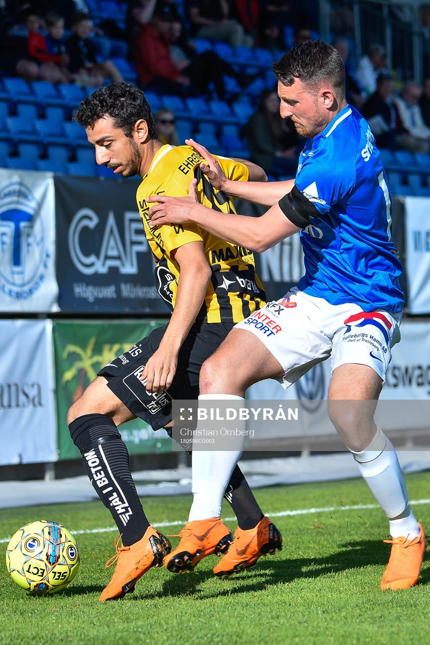 Häckens Daleho Irandust i kamp om bollen med Trelleborgs
